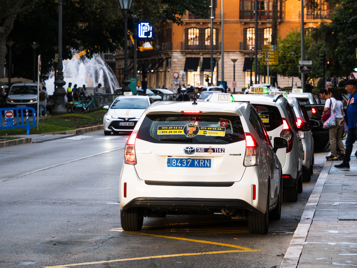 Filera de taxis a la parada de la plaça de la Reina.