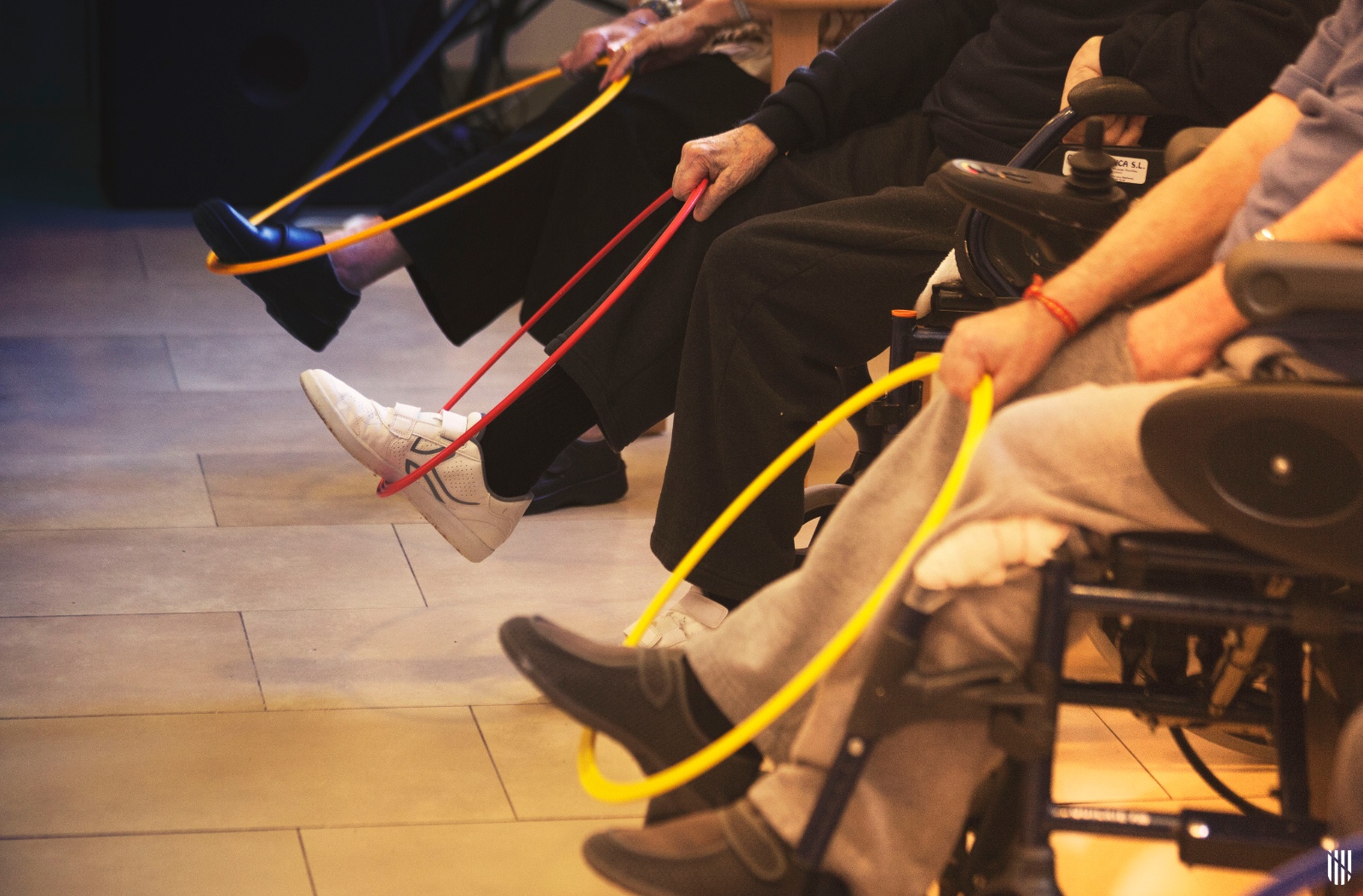 Gent gran fent exercicis físics amb les cames.