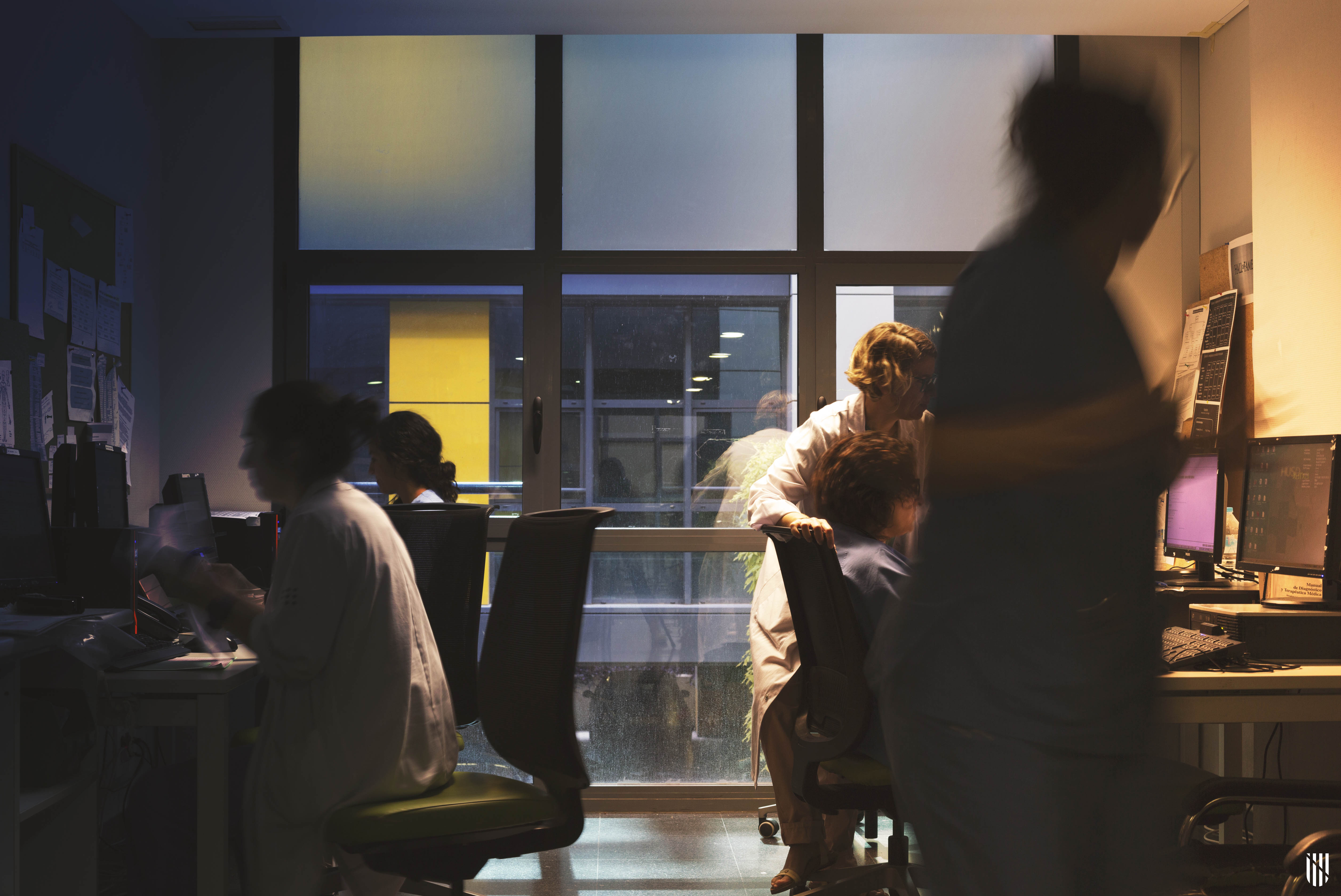 Professionals sanitaris treballen en una sala amb ordinadors.