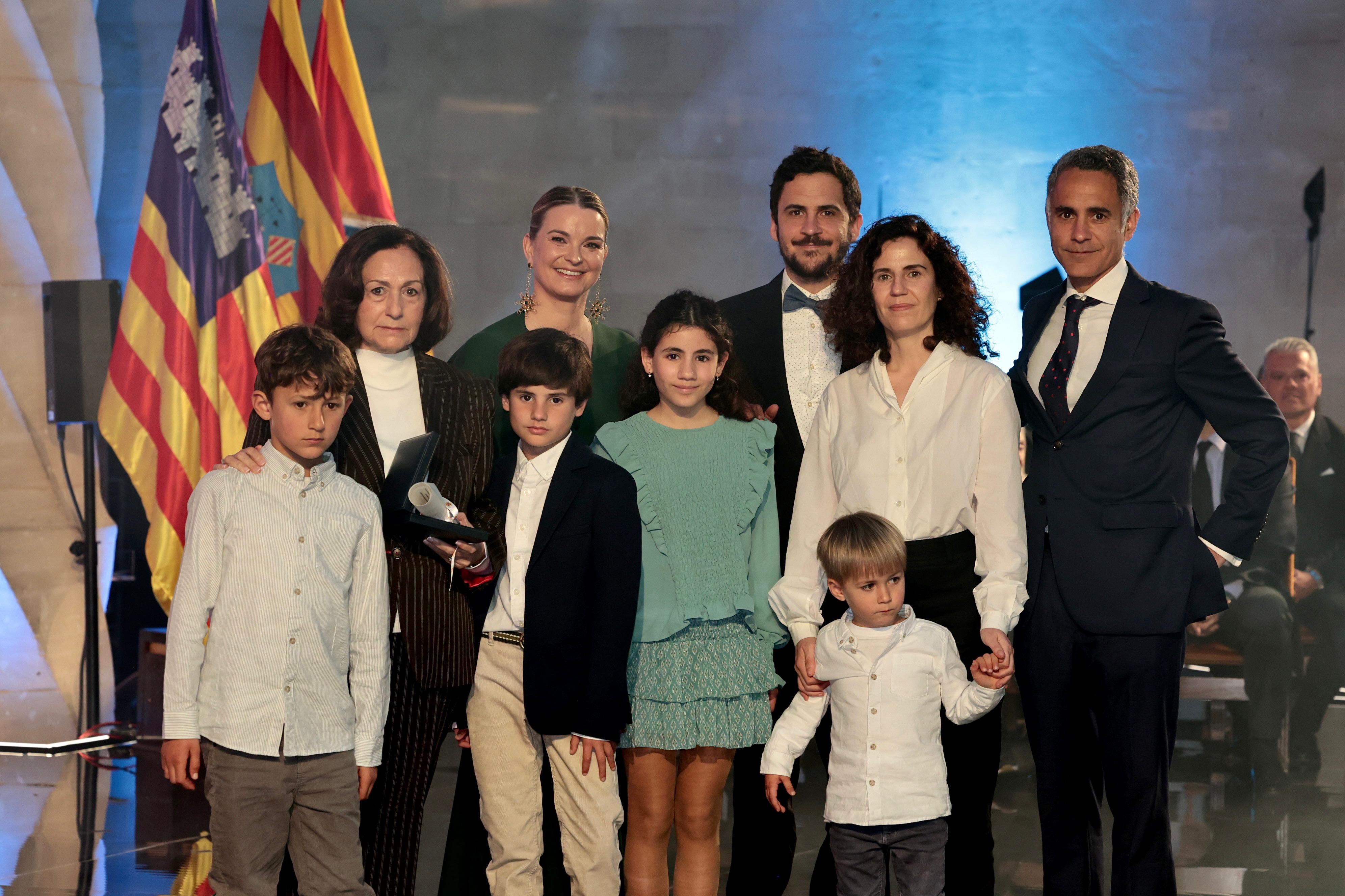  Maria Antònia Colldeforn recull el Premi Ramon Llull atorgat, a títol pòstum, al seu marit, Eugeni Aguiló. L’acompanyen els seus fills i nets