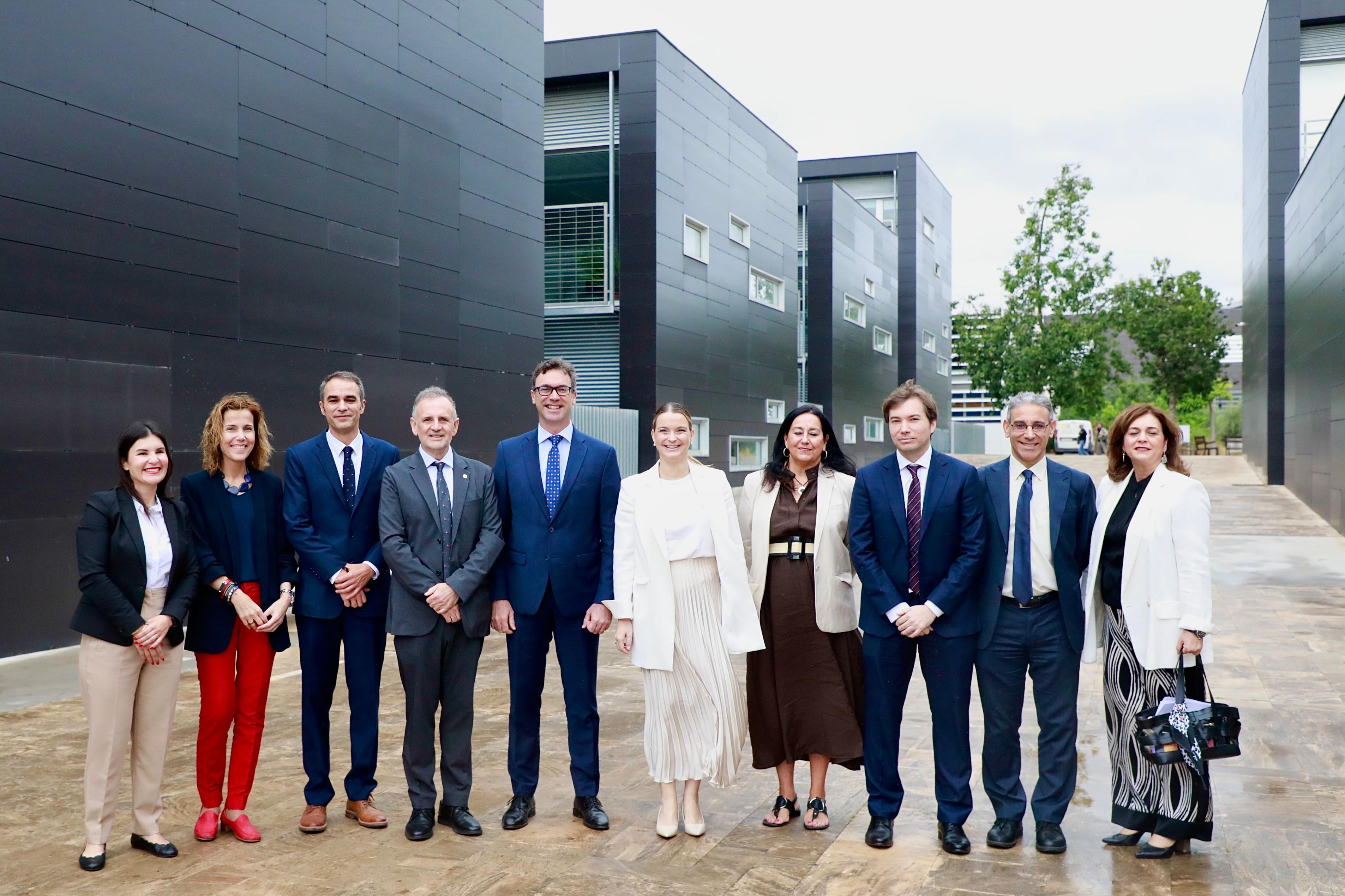 Fotografia de grup amb les autoritats de les institucions implicades en el Centre de Supercomputació i Intel·ligència Artificial de les Illes Balears.