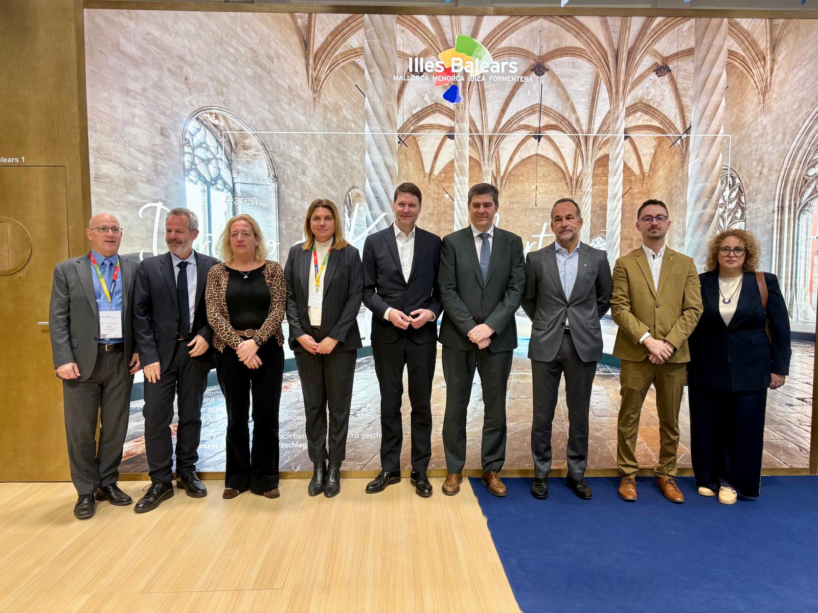 El conseller Bauzá amb autoritats i representants turístics durant la jornada d'avui a la ITB 2026. 