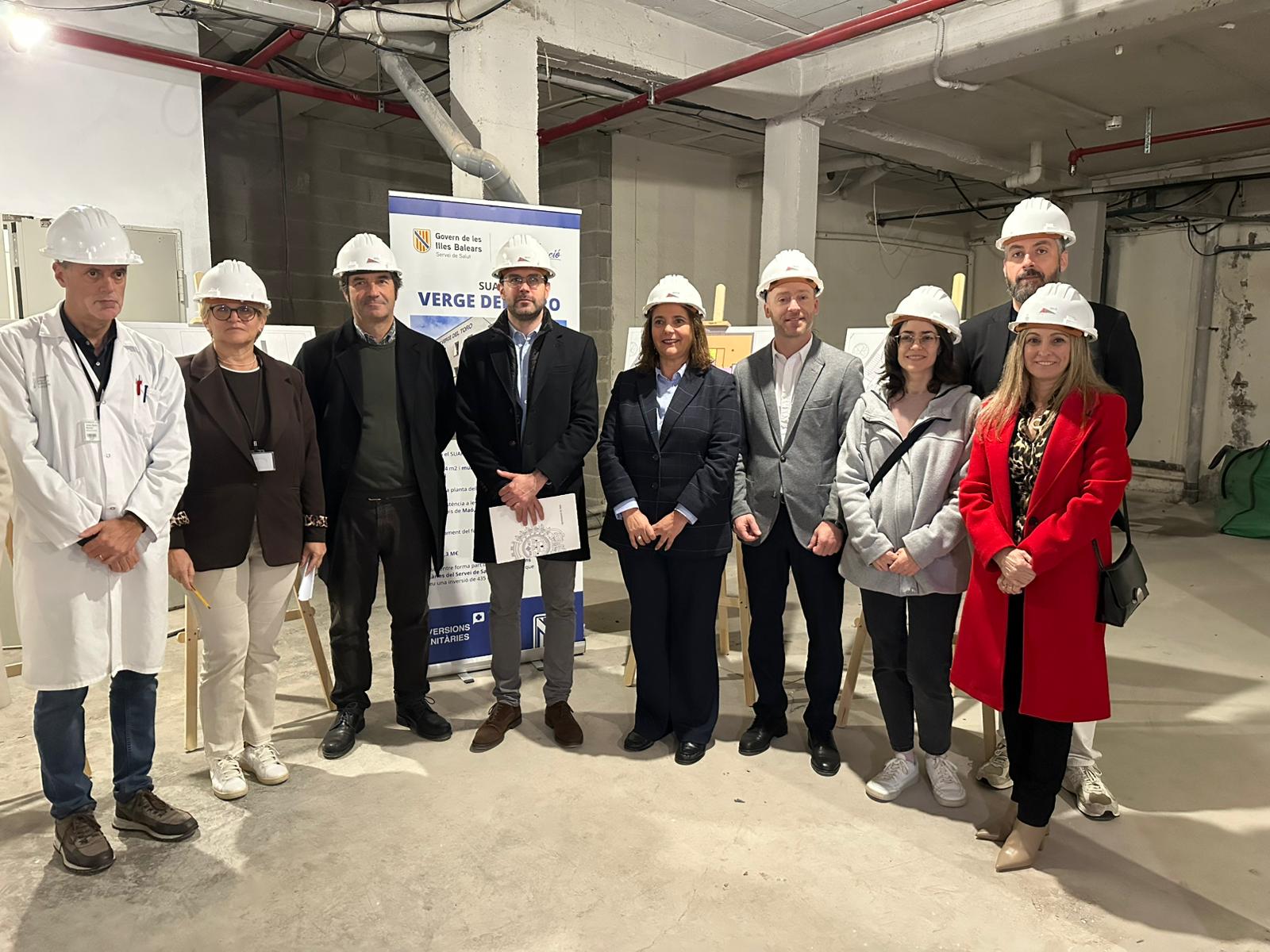 Fotografia de grup durant la visita a les obres del nou SUAP de Maó.