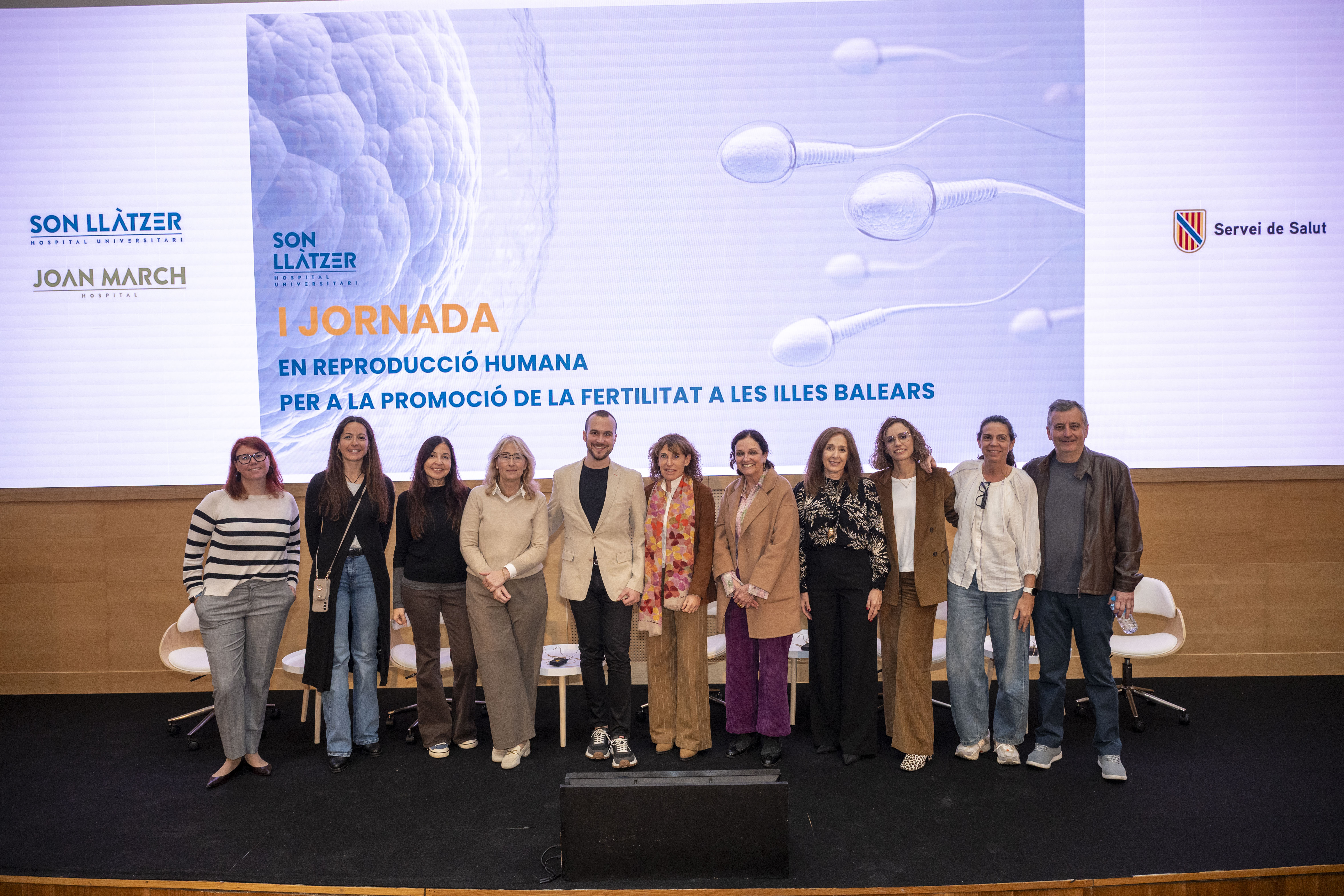 Foto de família dels professionals de diferents àmbits sanitaris particiants a la jornada