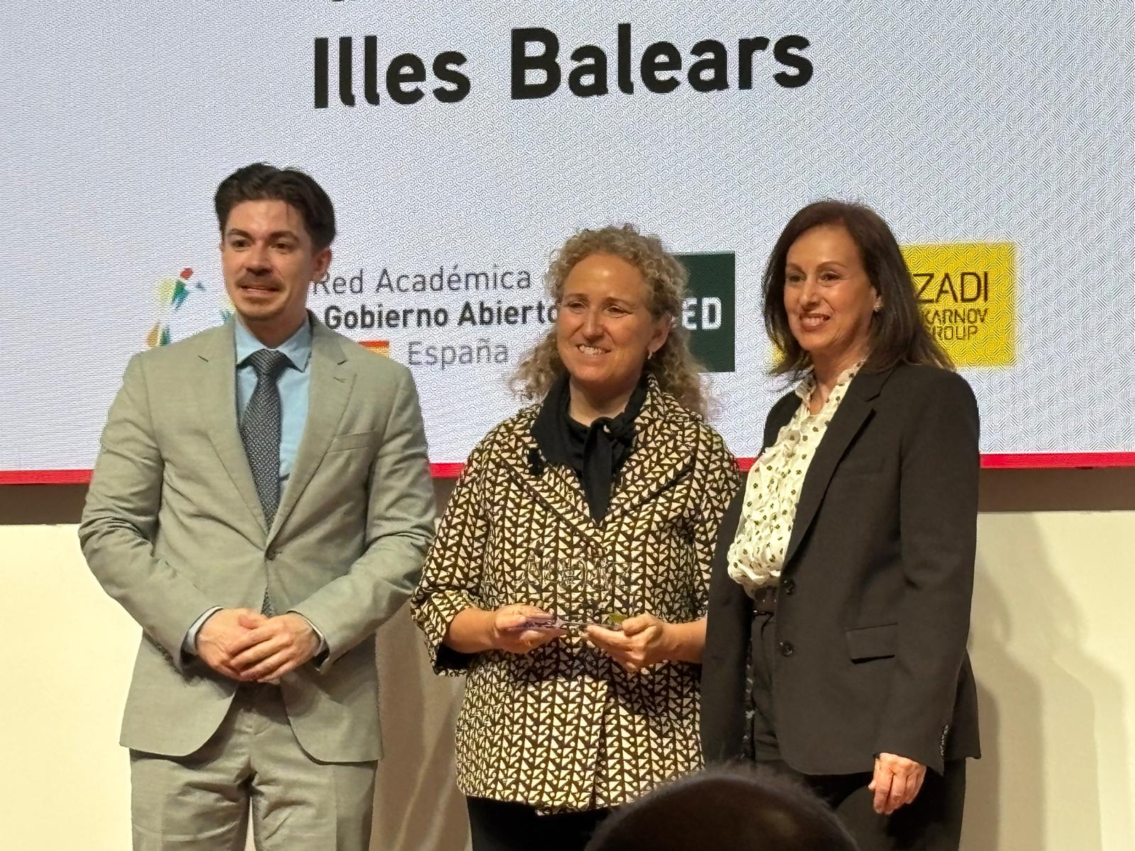 La directora general de Comunicació i Govern Obert, Helena Rubí; la cap de departament de Govern Obert, i el director del comitè científic de la Xarxa Acadèmica de Govern Obert Internacional, José Luis Ros-Medina.