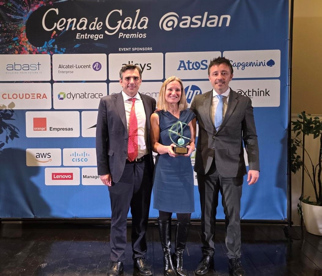 El director general del Servei de Salut, Javier Ureña, acompanyat del subdirector de Transformació, Innovació i Salut Digital, Miguel Ángel Benito, i de la responsable de la Unitat de Diagnòstic Molecular i Genètica Clínica de l’Hospital Universitari Son Espases, Iciar Martínez, han recollit el premi