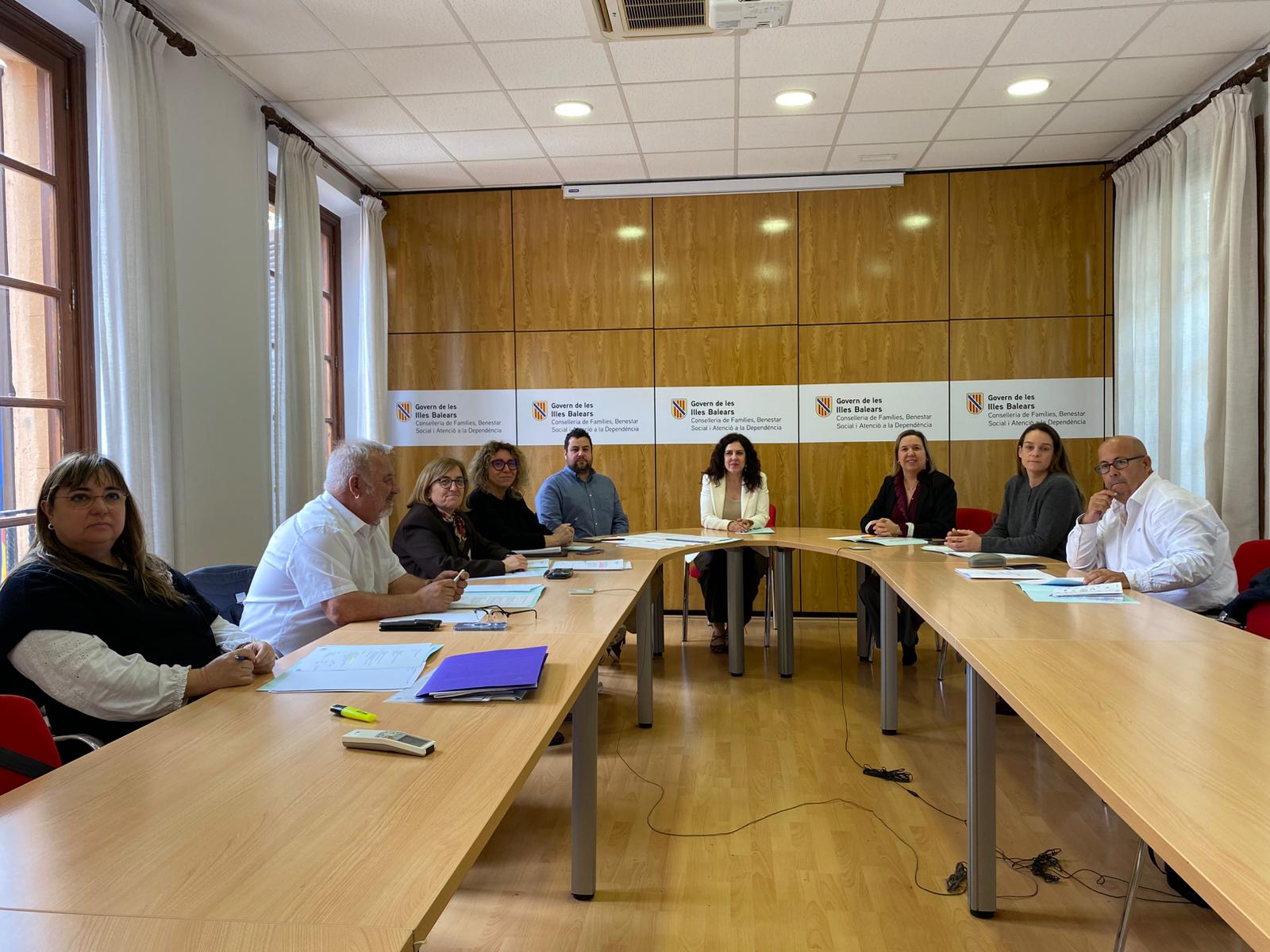 Sandra Fernández presideix la reunió de la Comissió Interdepartamental de Polítiques de Joventut 