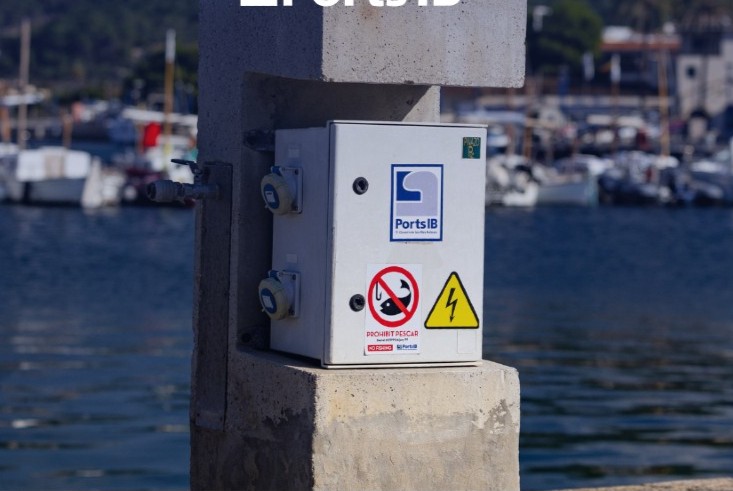 Una caixa de llums en un port.