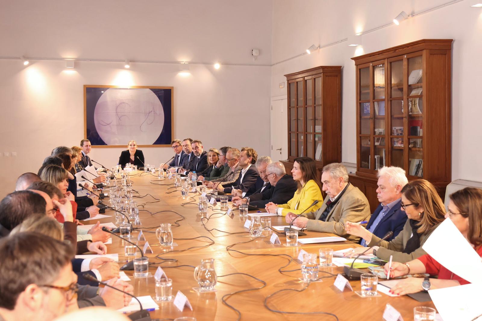 Imatge de la reunió encapçalada per la presidenta Prohens