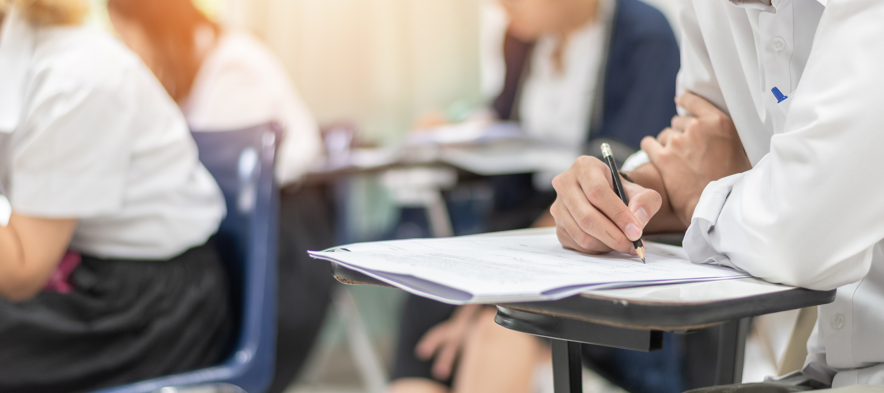 Un grup de persones fan un examen