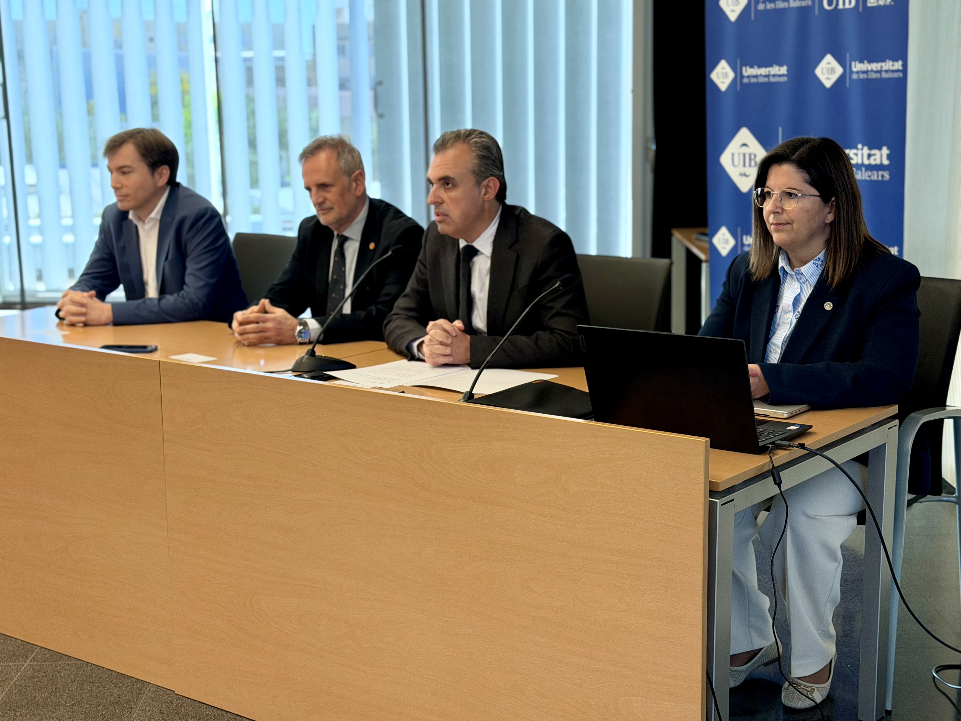 El conseller d’Educació i Universitats, Antoni Vera, i el rector de la Universitat de les Illes Balears (UIB), Jaume Carot, han presentat els nous graus de la UIB pel curs vinent