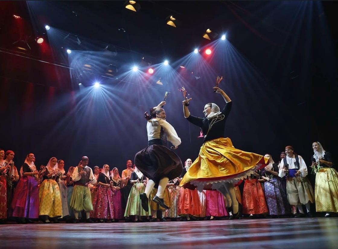 Actuació d'un conjunt de ball de bot 