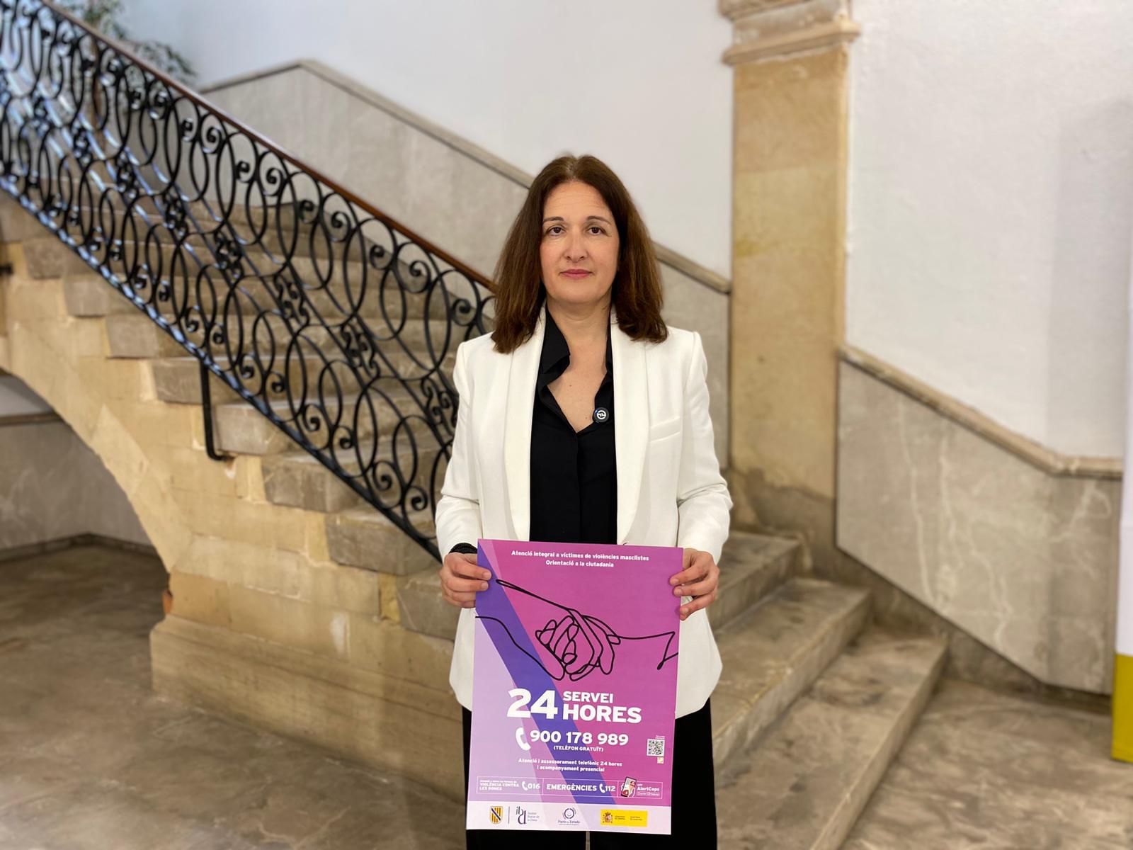  La directora de l’IBDONA, Cati Salom, amb el cartell del Servei 24 Hores: 900 178 989.