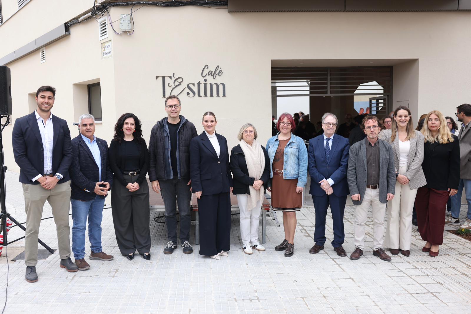 Fotografia d'autoritats durant la inauguració del nou edifici Sa Ràfia d’Estel de Llevant.