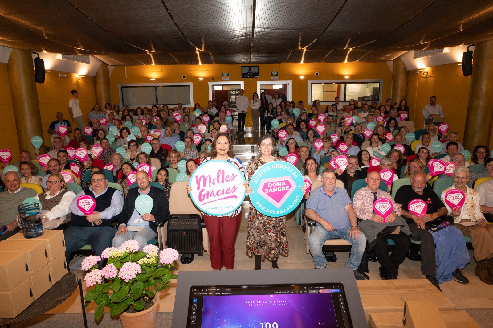 La consellera de Salut, Manuela García, i la gerent del BSTIB, Rosa Maria Tarragó, amb les persones homenatjades.