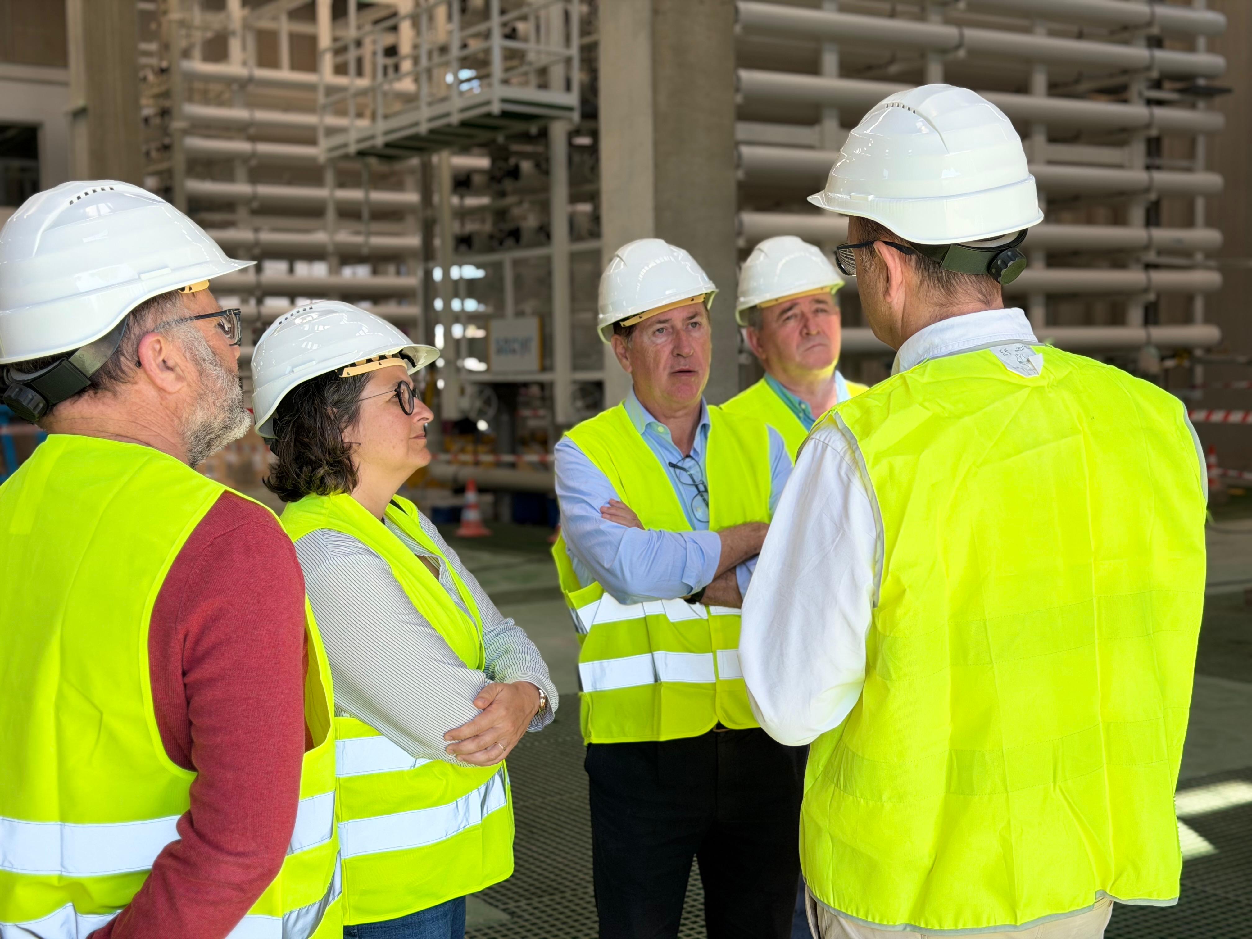 El conseller Lafuente i la batlessa Bagur durant la visita a la planta dessalinitzadora de Ciutadella. 
