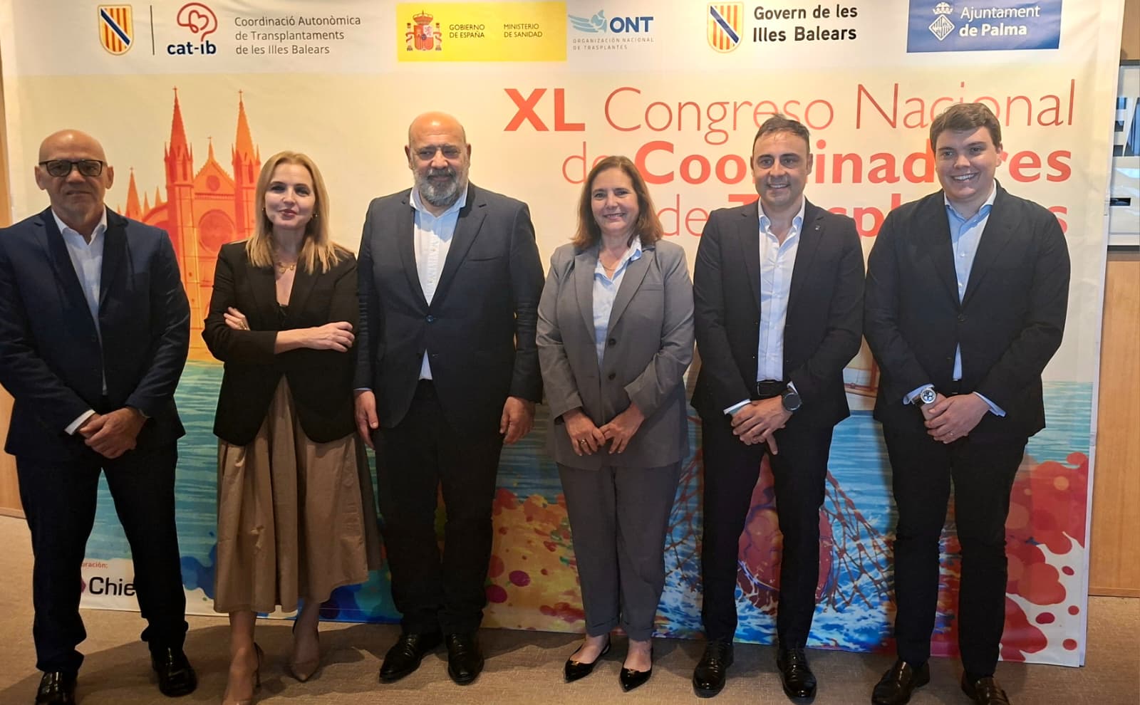 Fotografia de grup de les autoritats assistents. 