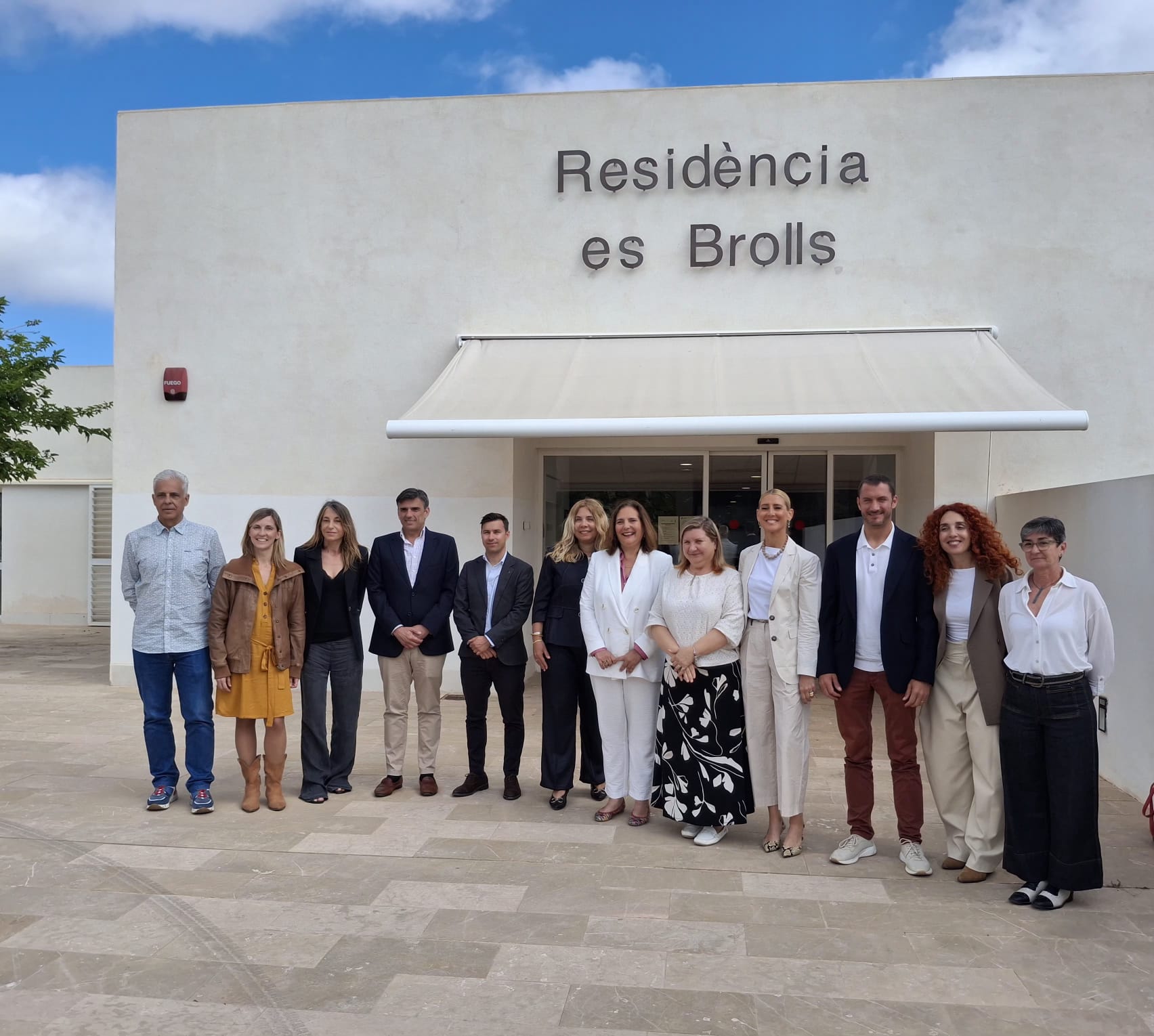 Autoritats assistents davant la residència es Brolls de Formentera
