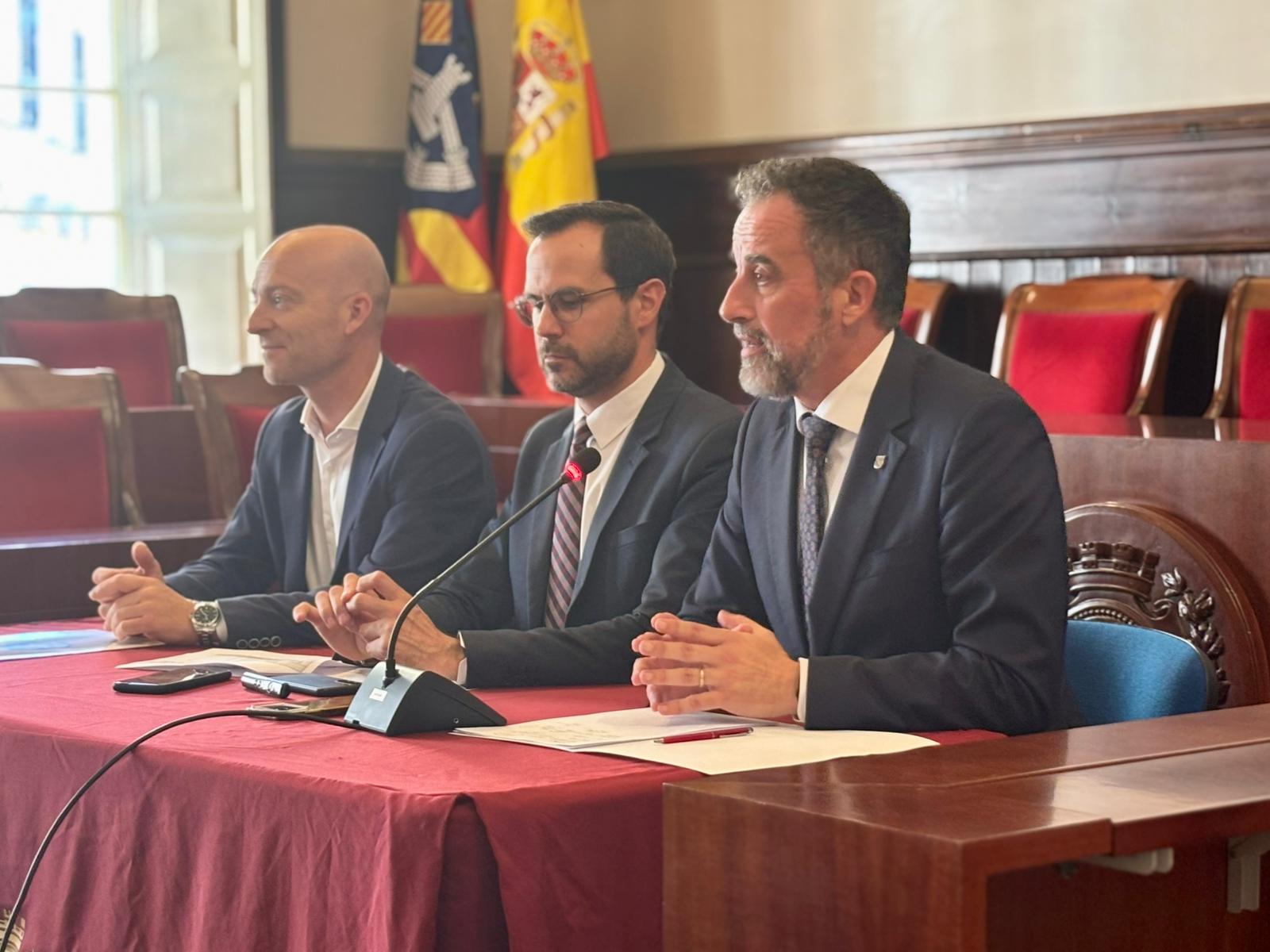 D'esquerra a dreta, el president del Consell de Menorca, Adolfo Vilafranca; conseller d’Habitatge, Territori i Mobilitat del Govern, José Luis Mateo, i el batle de Maó, Héctor Pons.