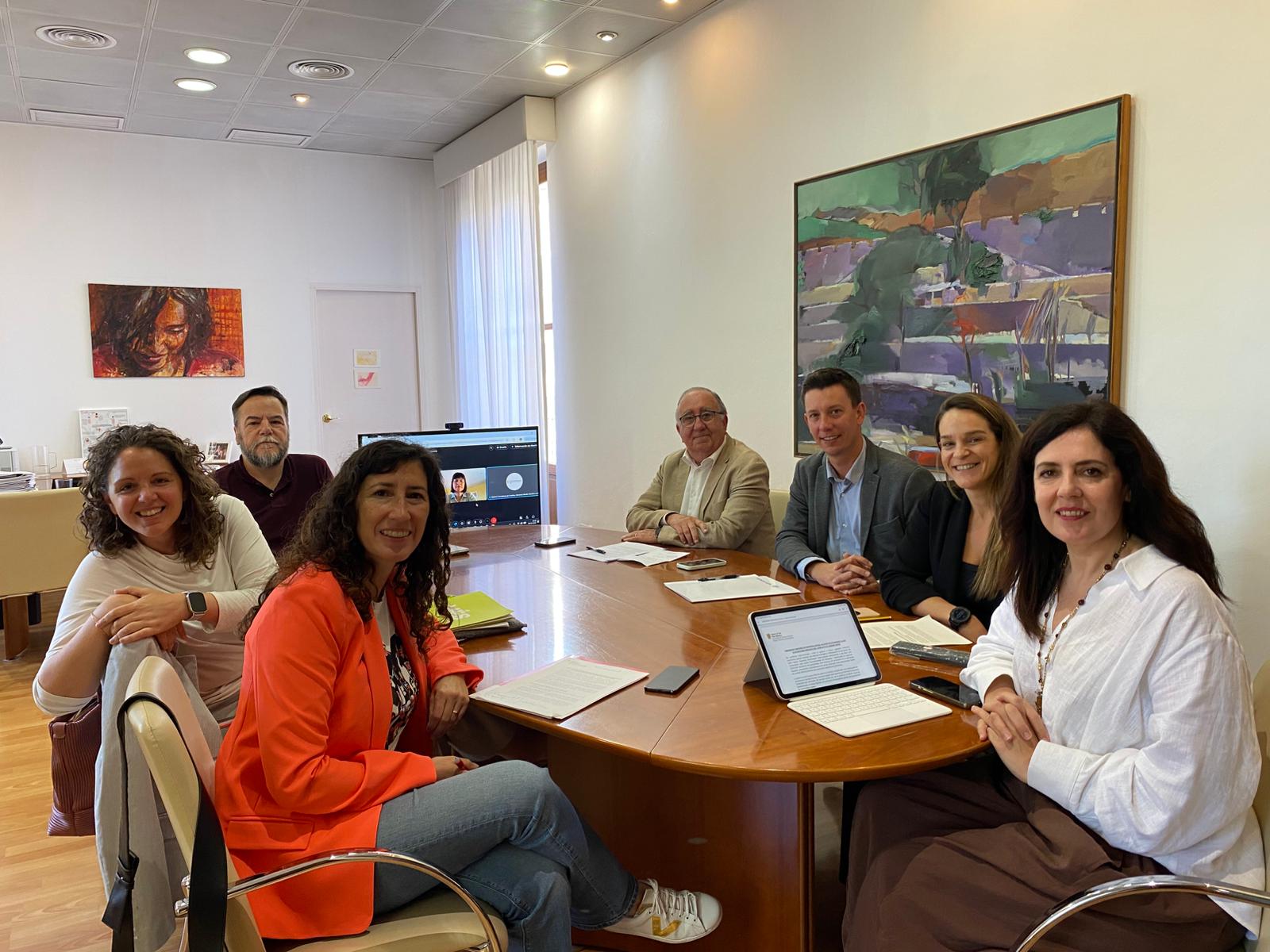 La consellera de Famílies, Benestar Social i Atenció a la Dependència, Sandra Fernández, s’ha reunit amb els portaveus parlamentaris dels diferents grups polítics.