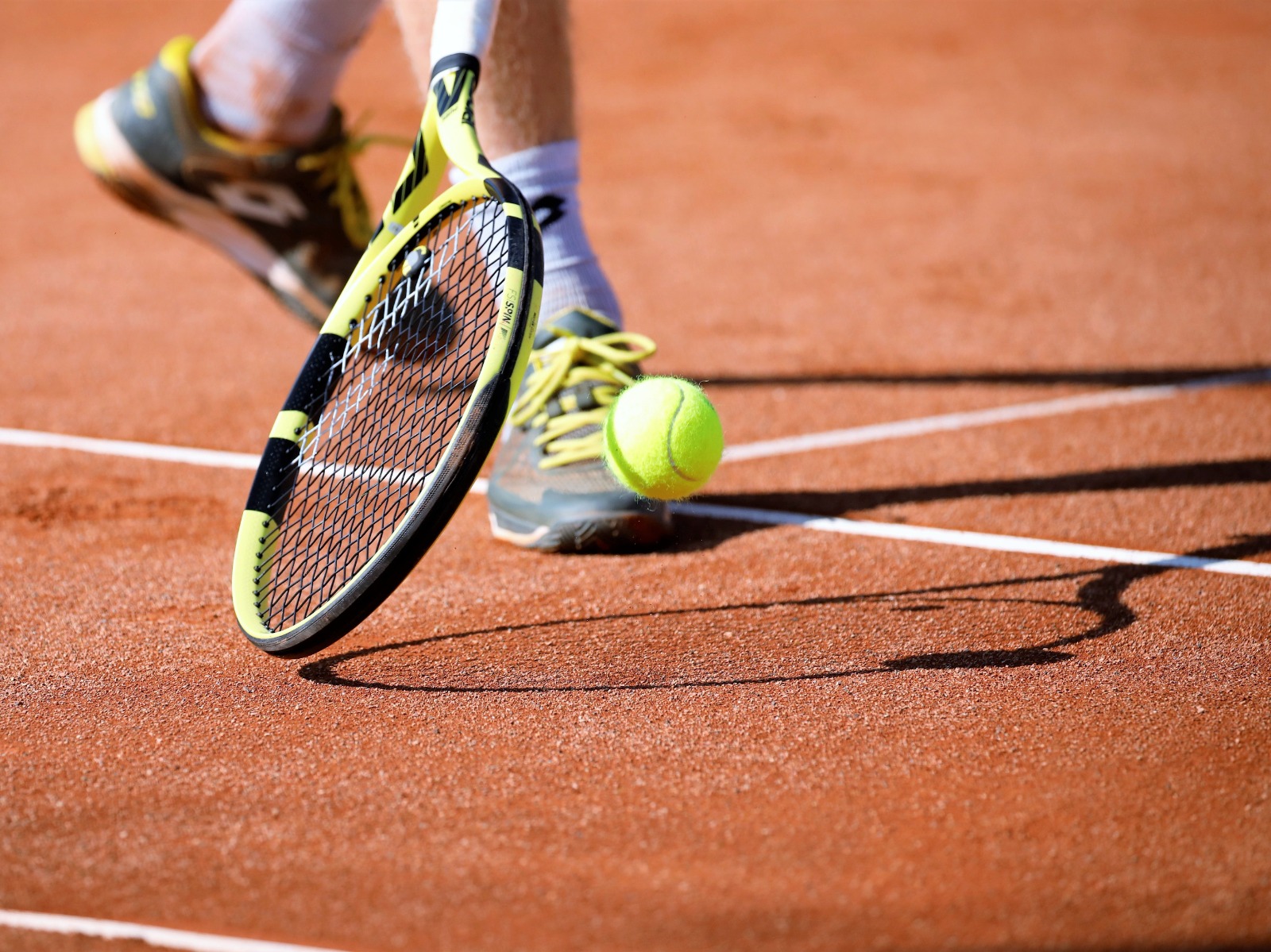 Un jugador a una pista de tennis