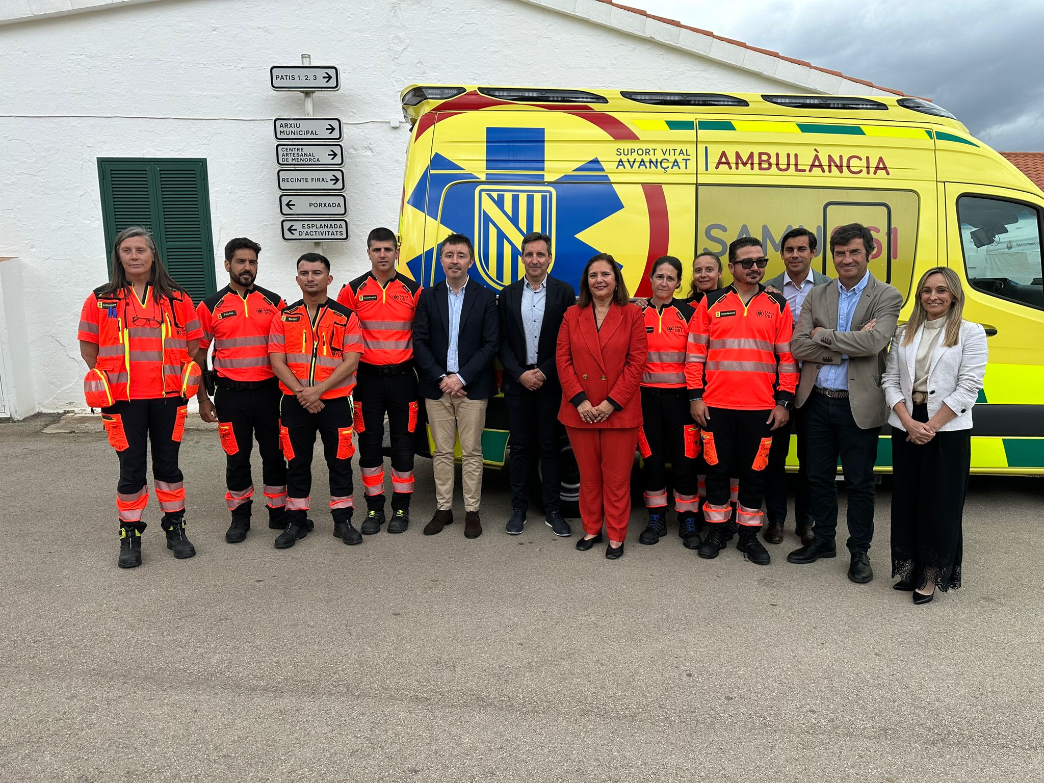 Un grup de persones posa davant una ambulància de suport vital avançat.