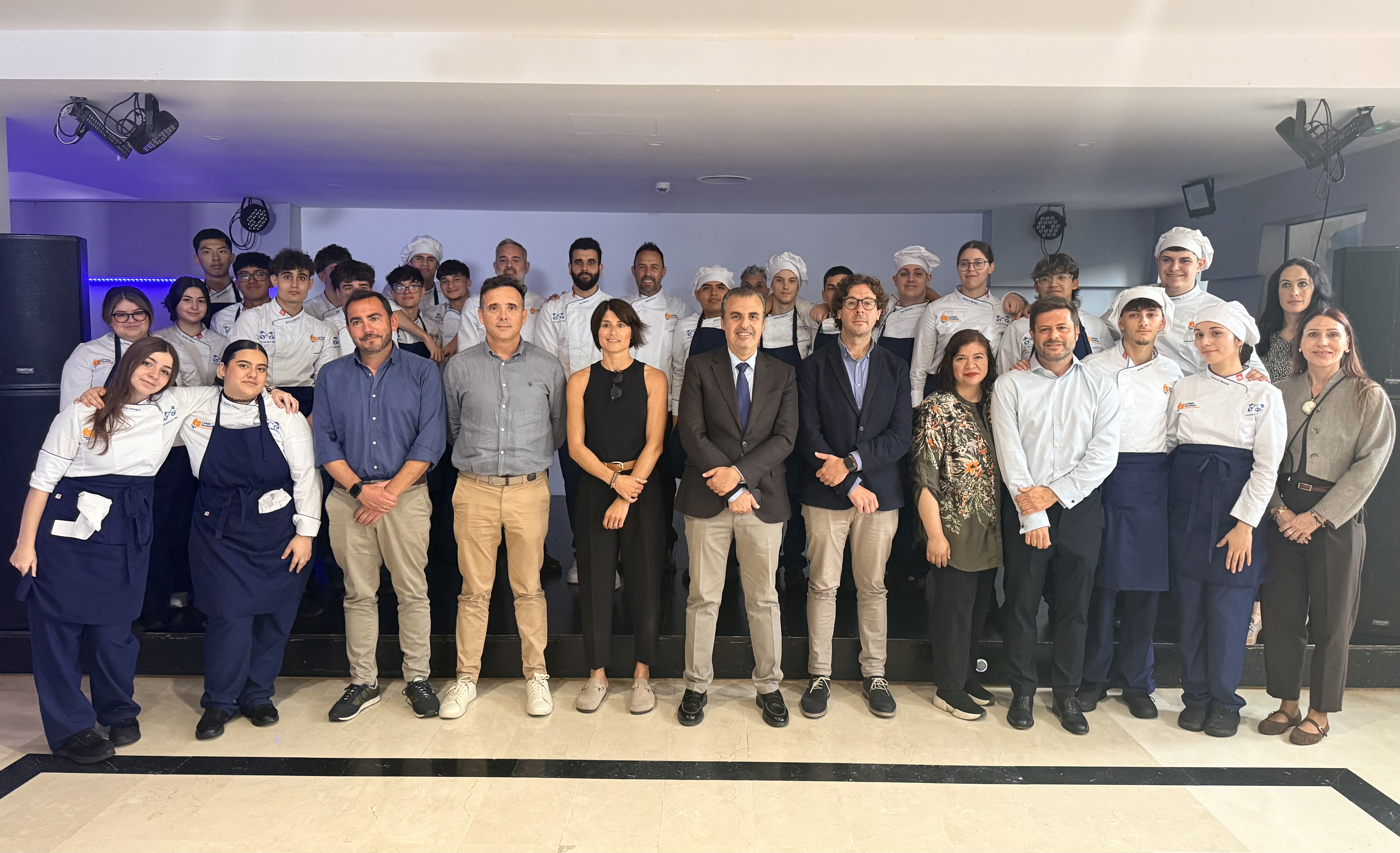 El conseller d’Educació, Antoni Vera, visita els alumnes d’FP en Tècnic de Cuina i Gastronomia del CC Sant Pere