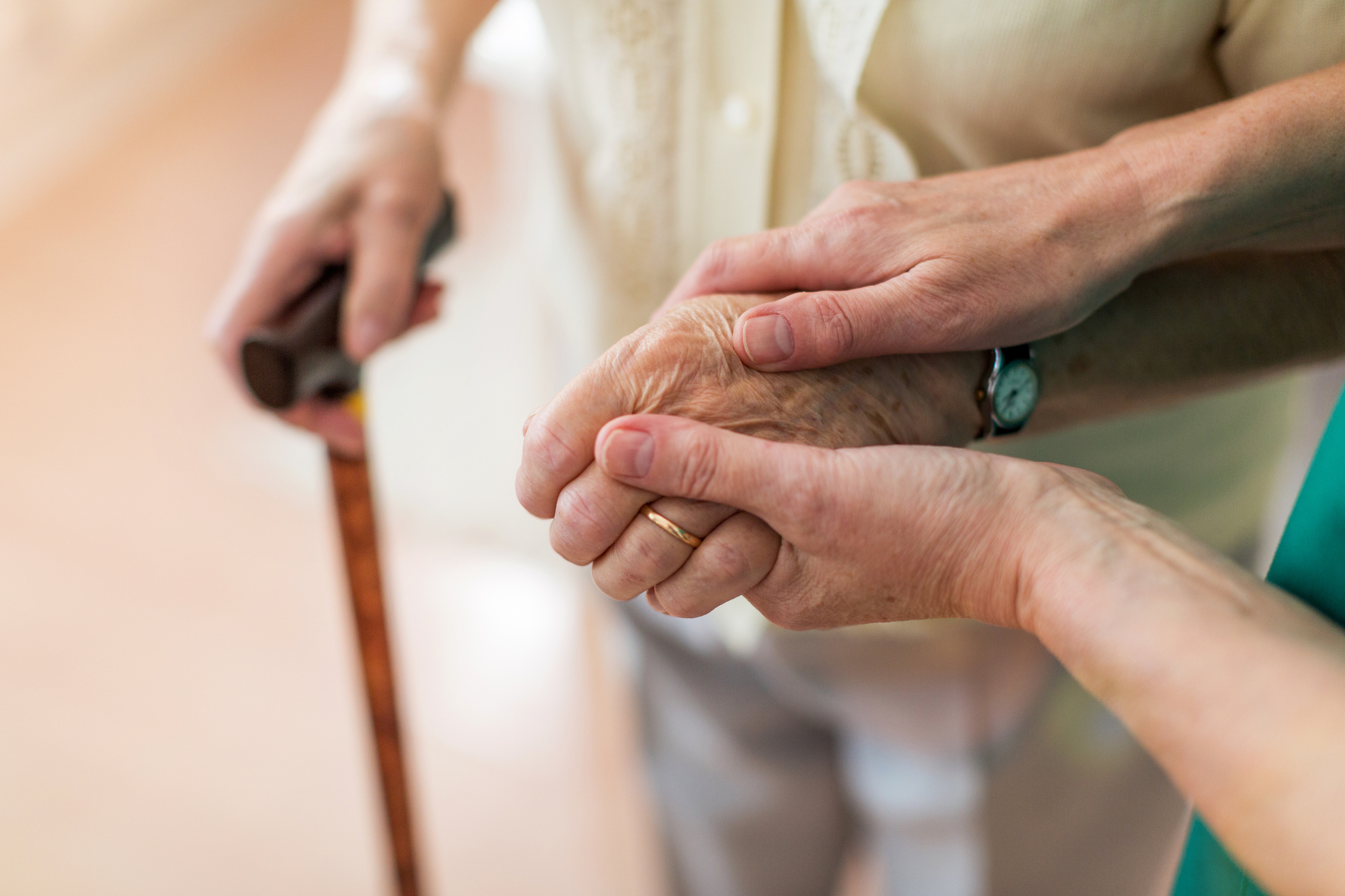 Les mans d'una persona agafen les d'un home gran.