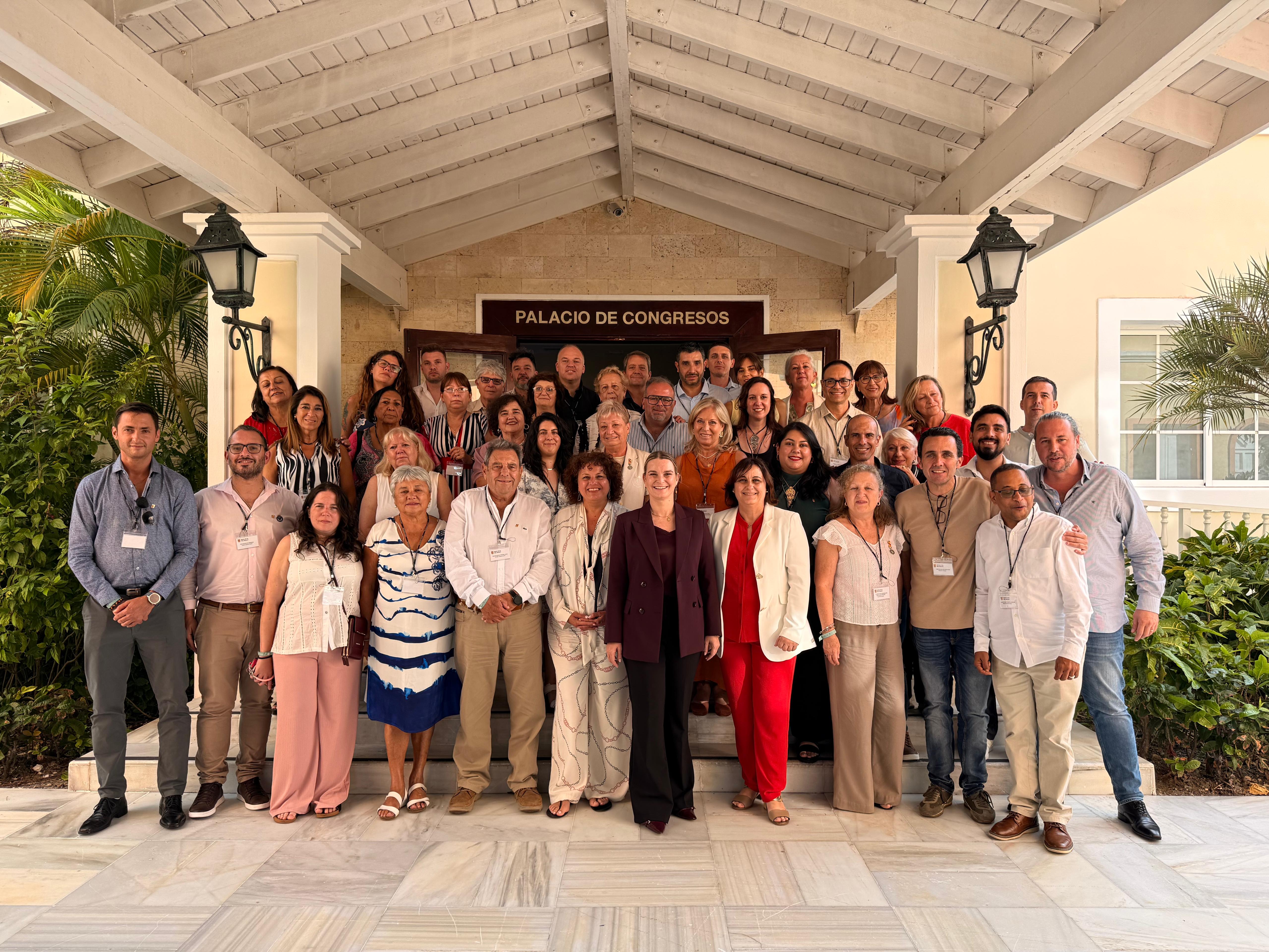 Fotografia de família a la cloenda del XXVI Ple del Consell de les Illes Balears a l’Exterior.