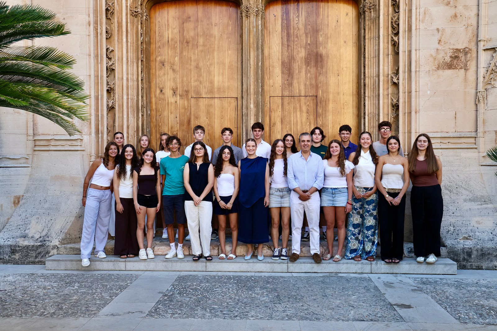 La presidenta Prohens i el conseller Vera amb els estudiants que han assistit a la trobada