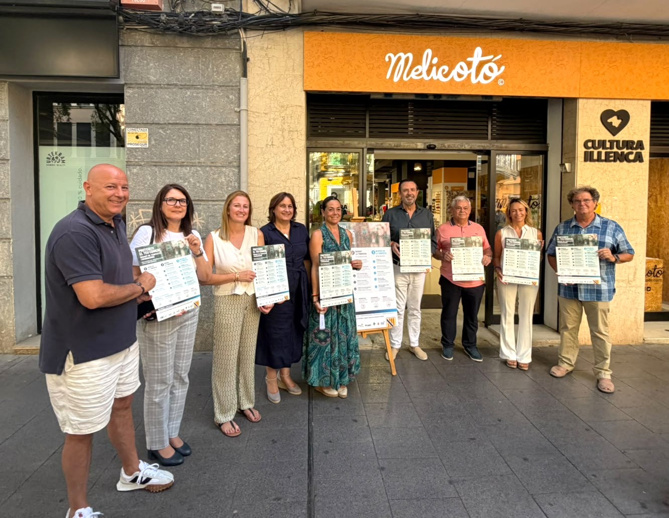 Fotografia de grup de les autoritats i els representants de les organitzacions del comerç de les Illes Balears.