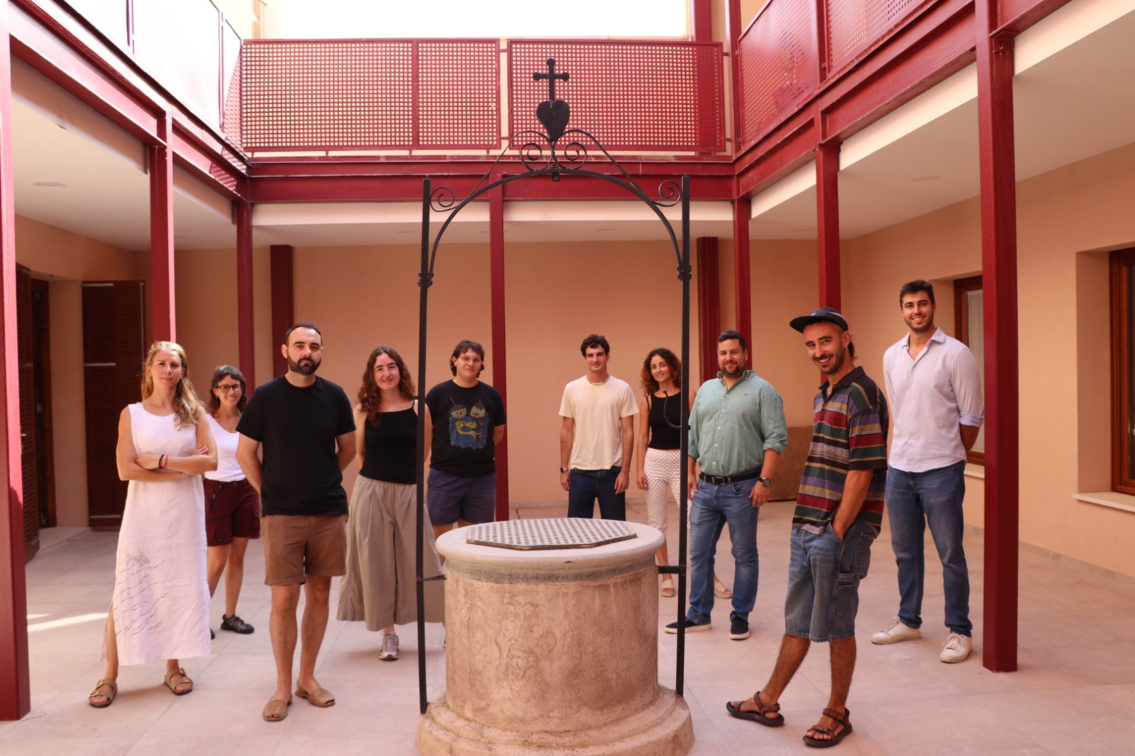 Fotografia de grup durant la presentació del certamen. 