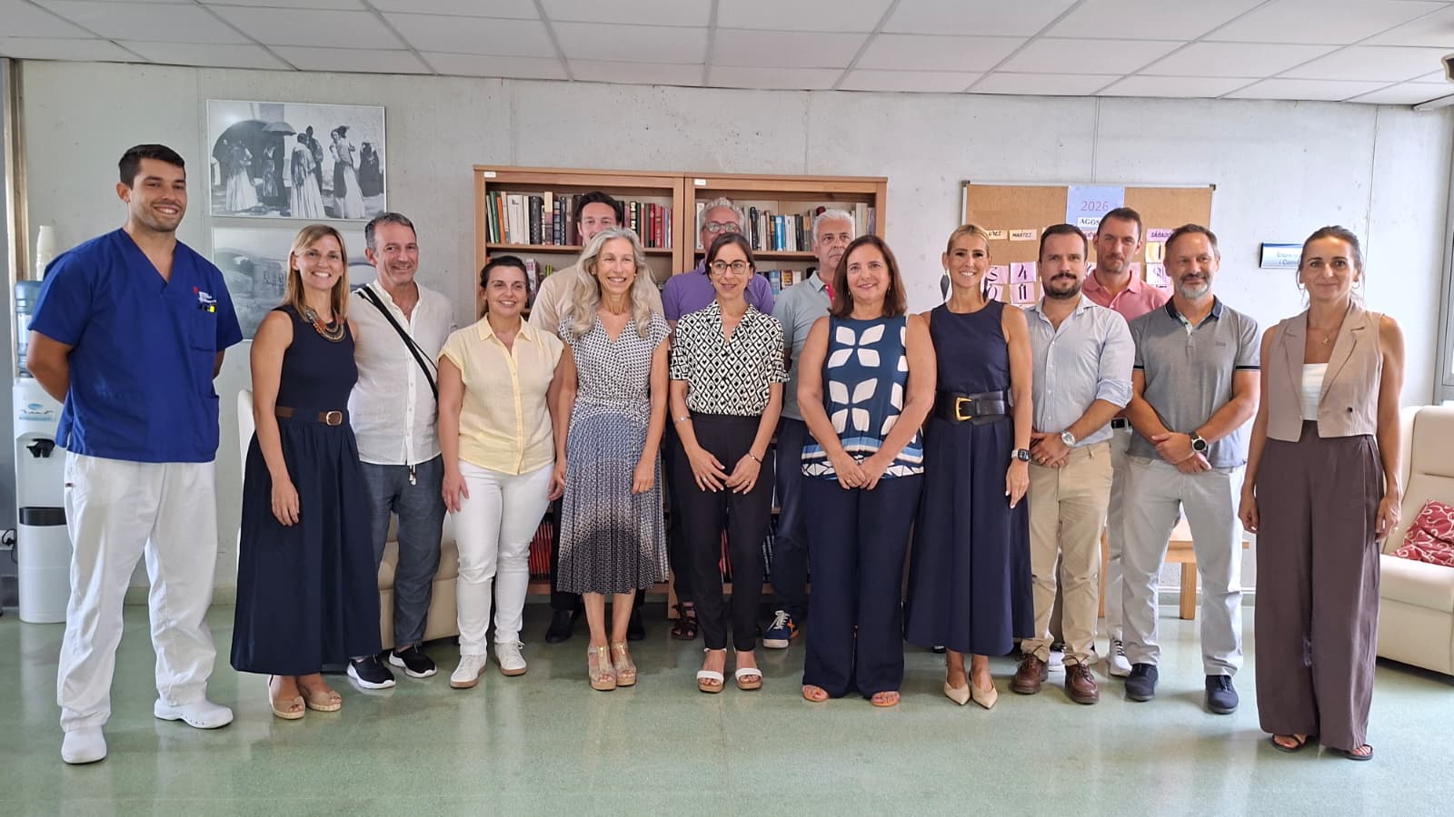 La consellera de Salut, Manuela García, a la residència i centre de dia Can Blai, amb personal i responsables sociosanitaris