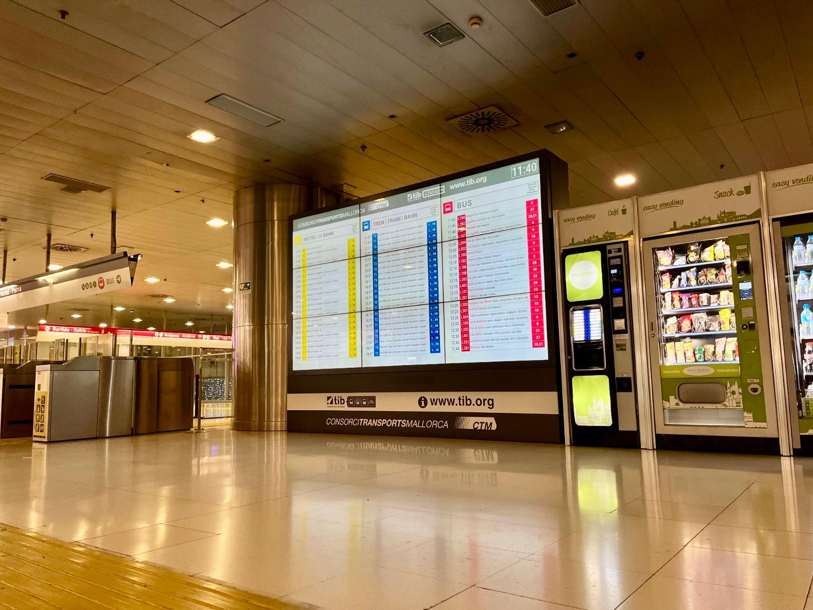 Pantalla informativa a l'estació Intermodal de Palma.