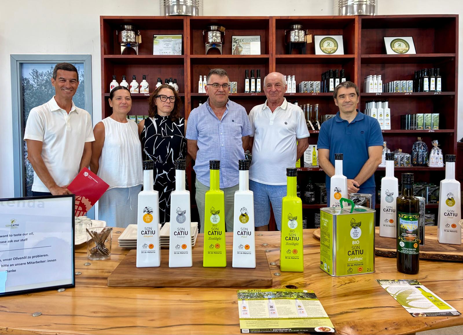 El conseller d’Agricultura, Pesca i Medi Natural, Joan Simonet, i el director general de Qualitat Agroalimentària i Producte Local, Joan Llabrés, a Son Catiu, un dels establiments adherits a la iniciativa, acompanyats pel seu propietari, Esteve Alcina, i la gerent, Esperança Fiol.