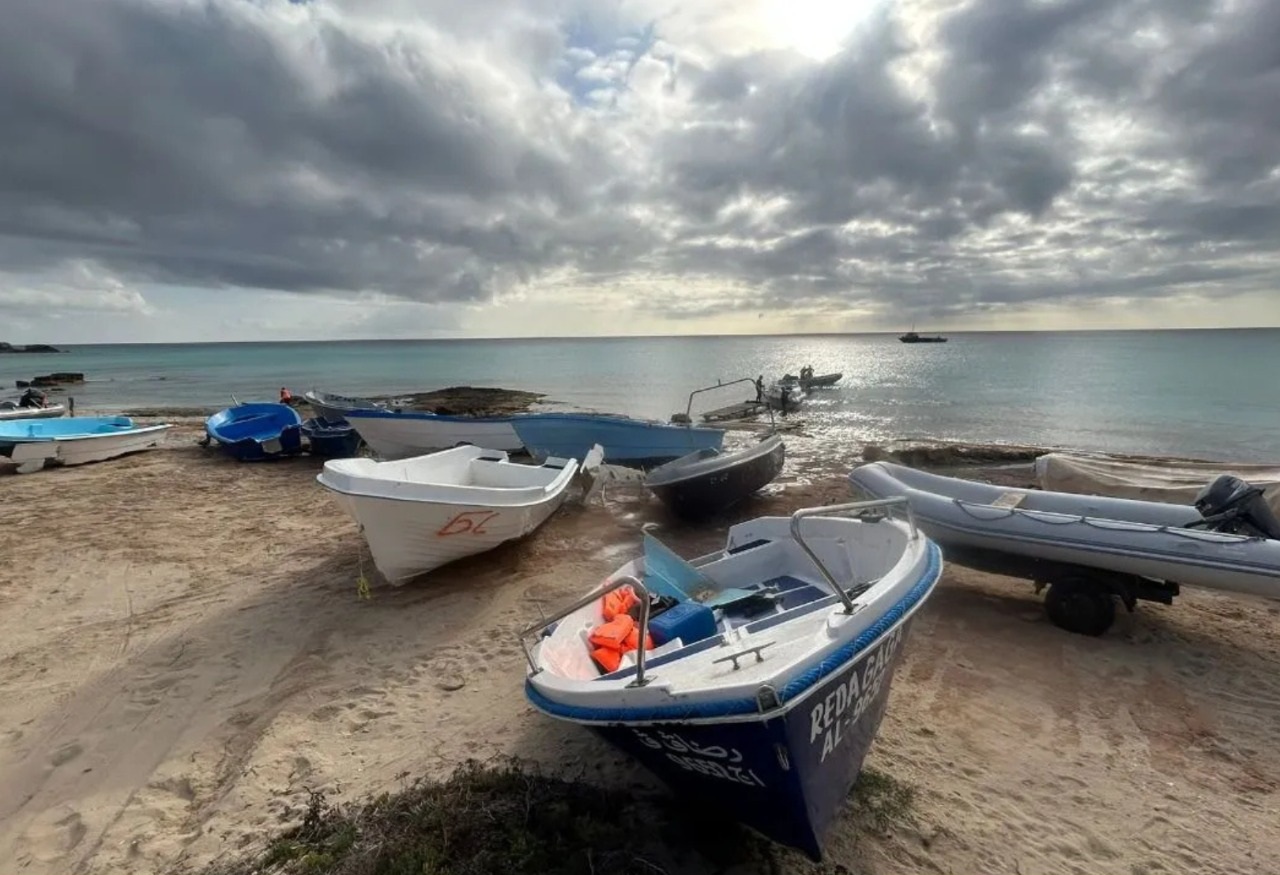Embarcacions damunt la sorra d'una platja