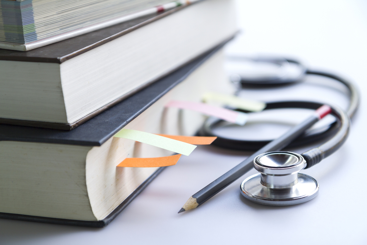 Llibres d'estudi amb un fonendoscopi.