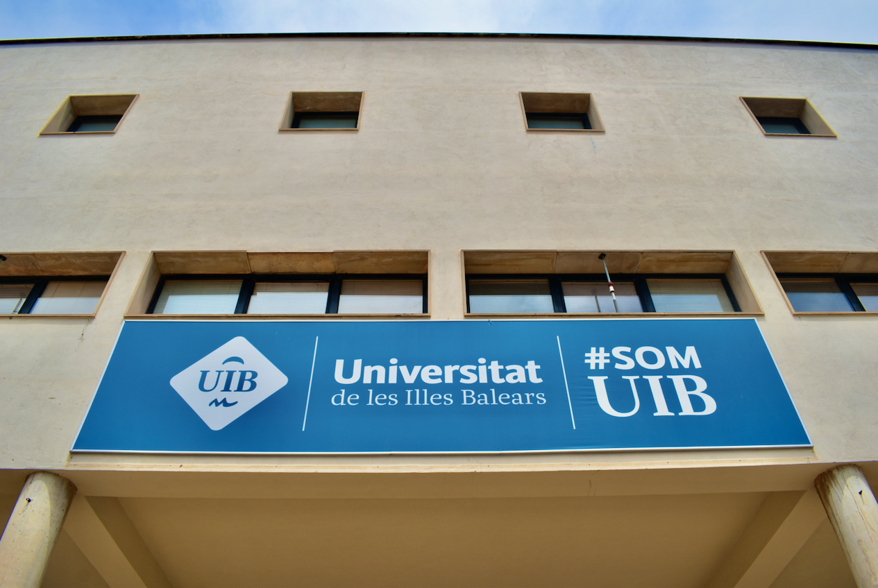 Façana d'un edifici de la UIB. 