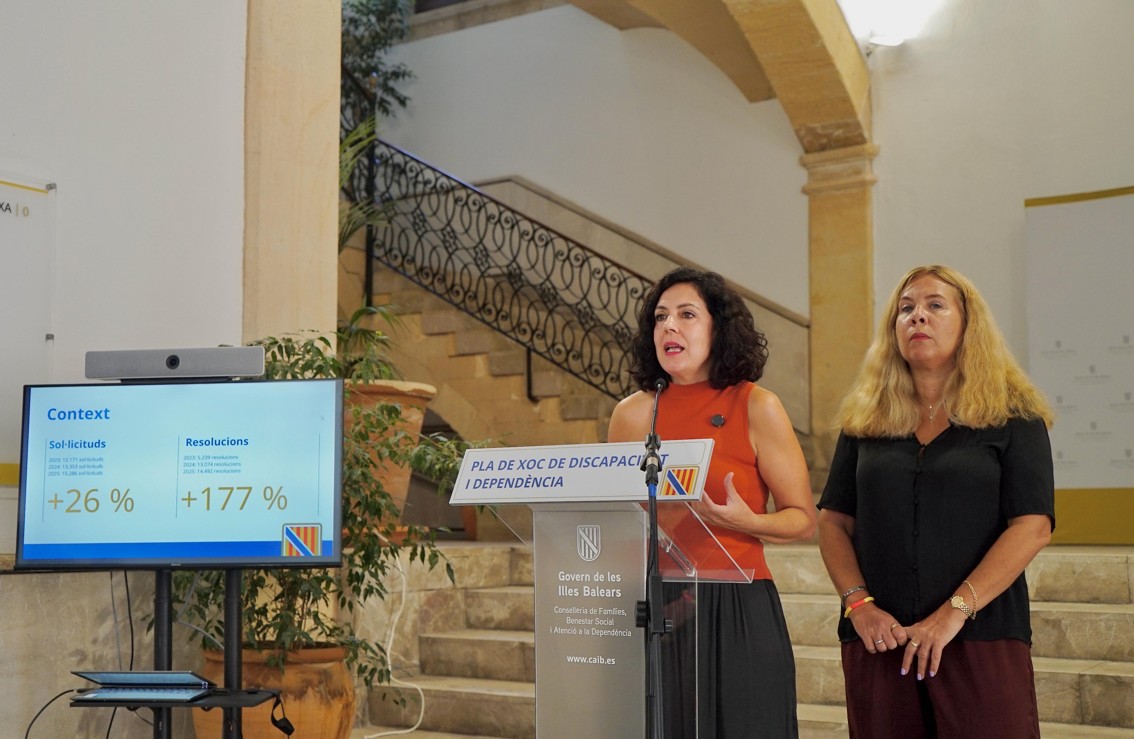 La consellera, Sandra Fernández, i la directora general, Maria Castro. 