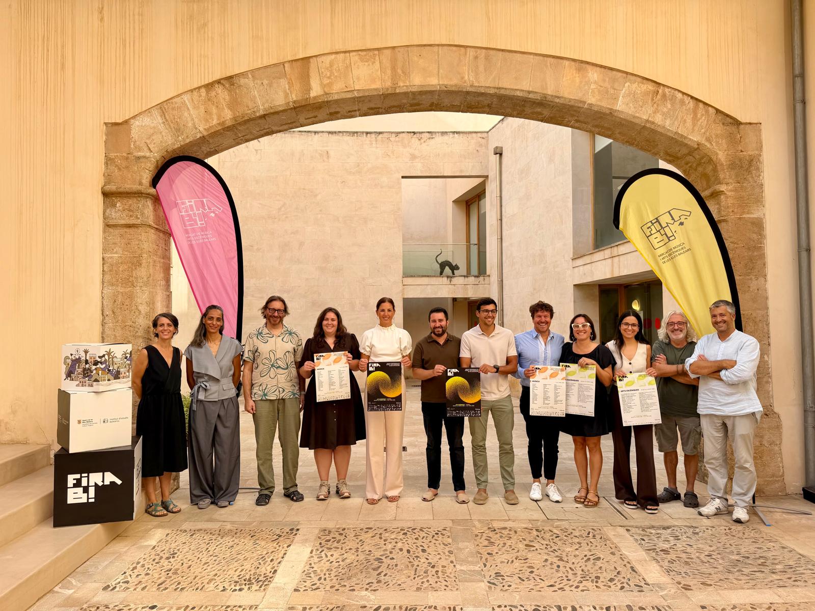 El director general de Cultura, Llorenç Perelló; el director de l’Institut d’Estudis Baleàrics, Ignacio Flores, i els tècnics responsables de la programació de Fira B, durant la presentació.
