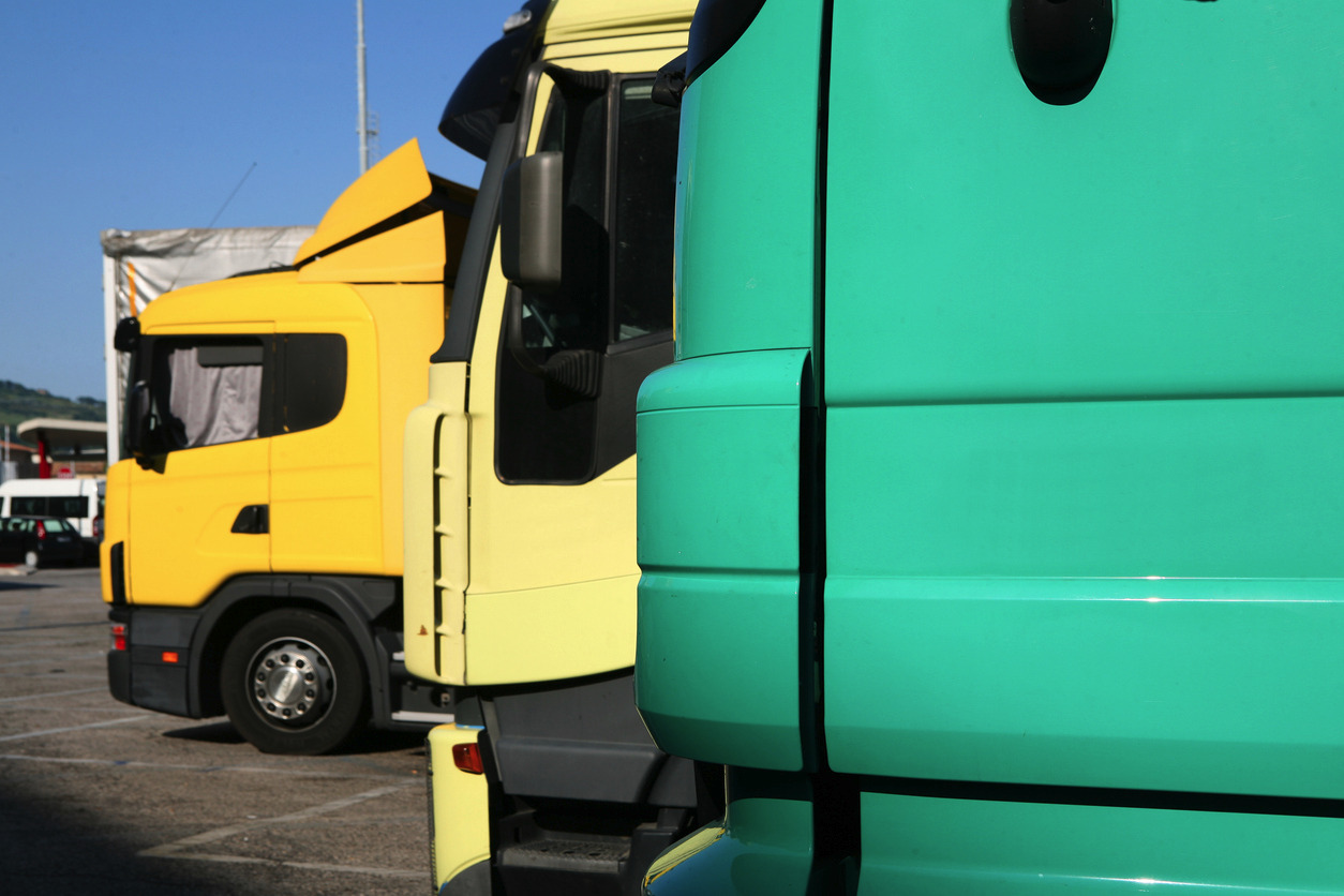 Dos camions aparcats. 