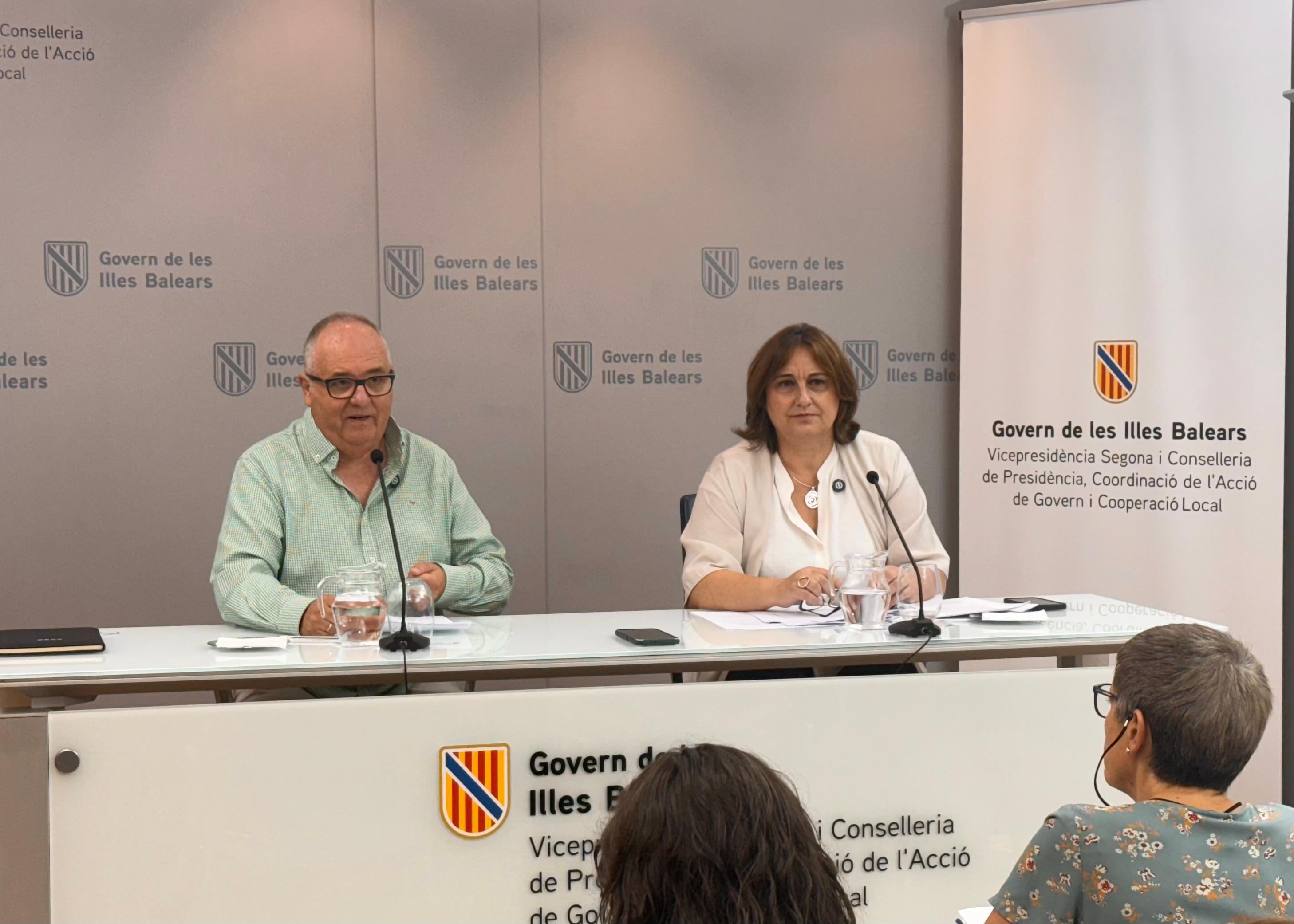 La vicepresidenta segona i consellera de Presidència, Coordinació de l’Acció de Govern i Cooperació Local, Antònia Maria Estarellas, i el director general de Ports i Transport Marítim, Antoni Mercant