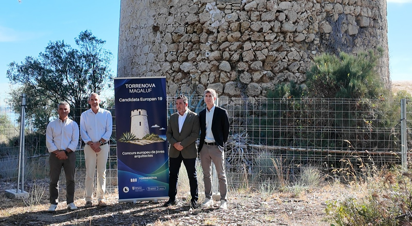 El batle de Calvià, Juan Antonio Amengual, i el director general d'Habitatge i Arquitectura del Govern, José Francisco Reynés, han presentat la proposta davant els mitjans en una visita a la zona de Torrenova