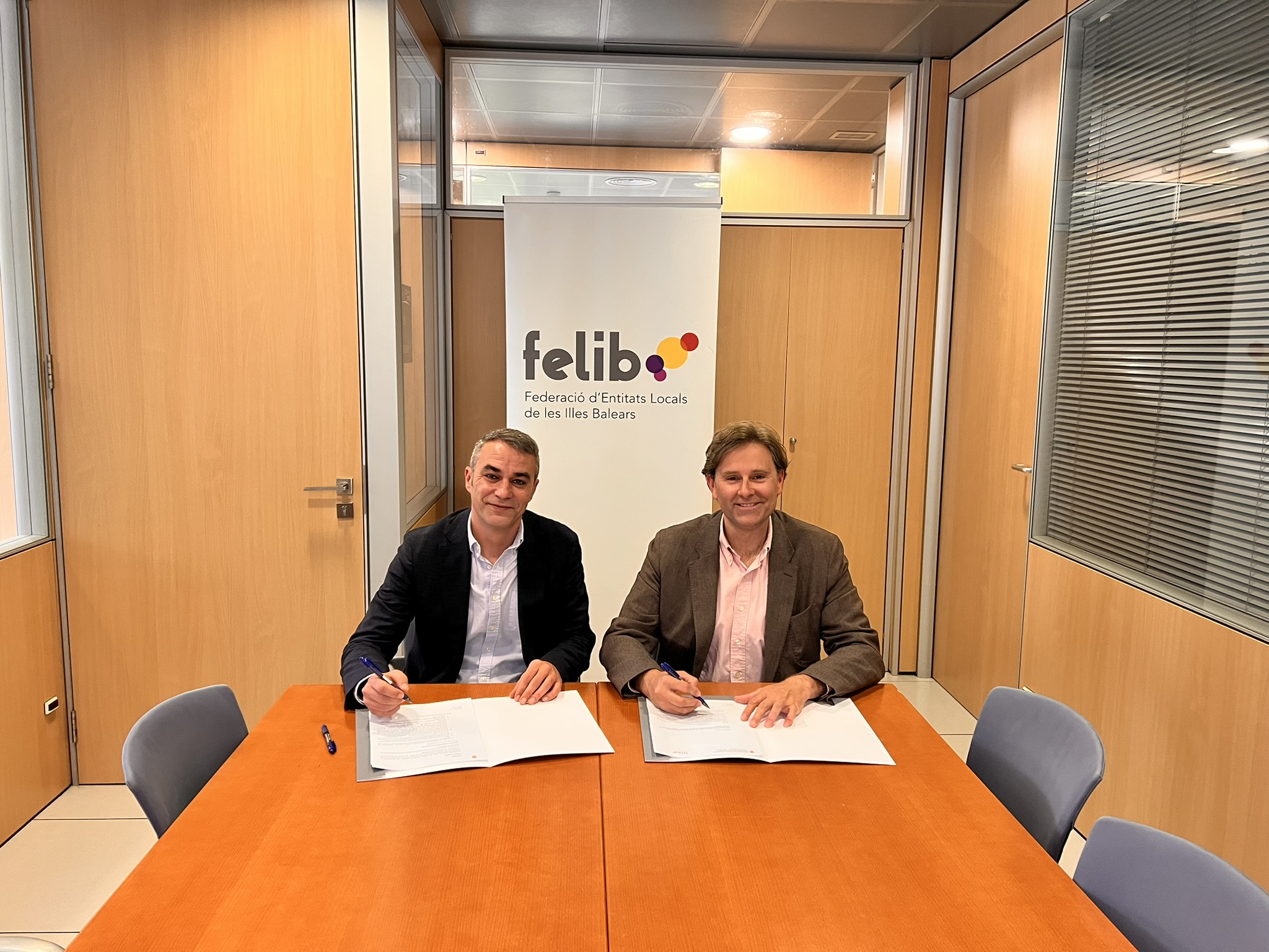 El director general d’Innovació i Transformació Digital, Sebastián González, i el president de la FELIB, Jaume Ferriol