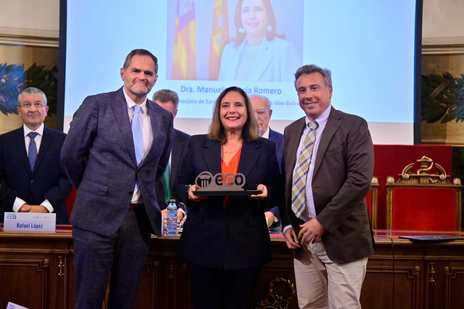 La consellera Manuela García, en el centre de la imatge, amb el guardó a les mans.