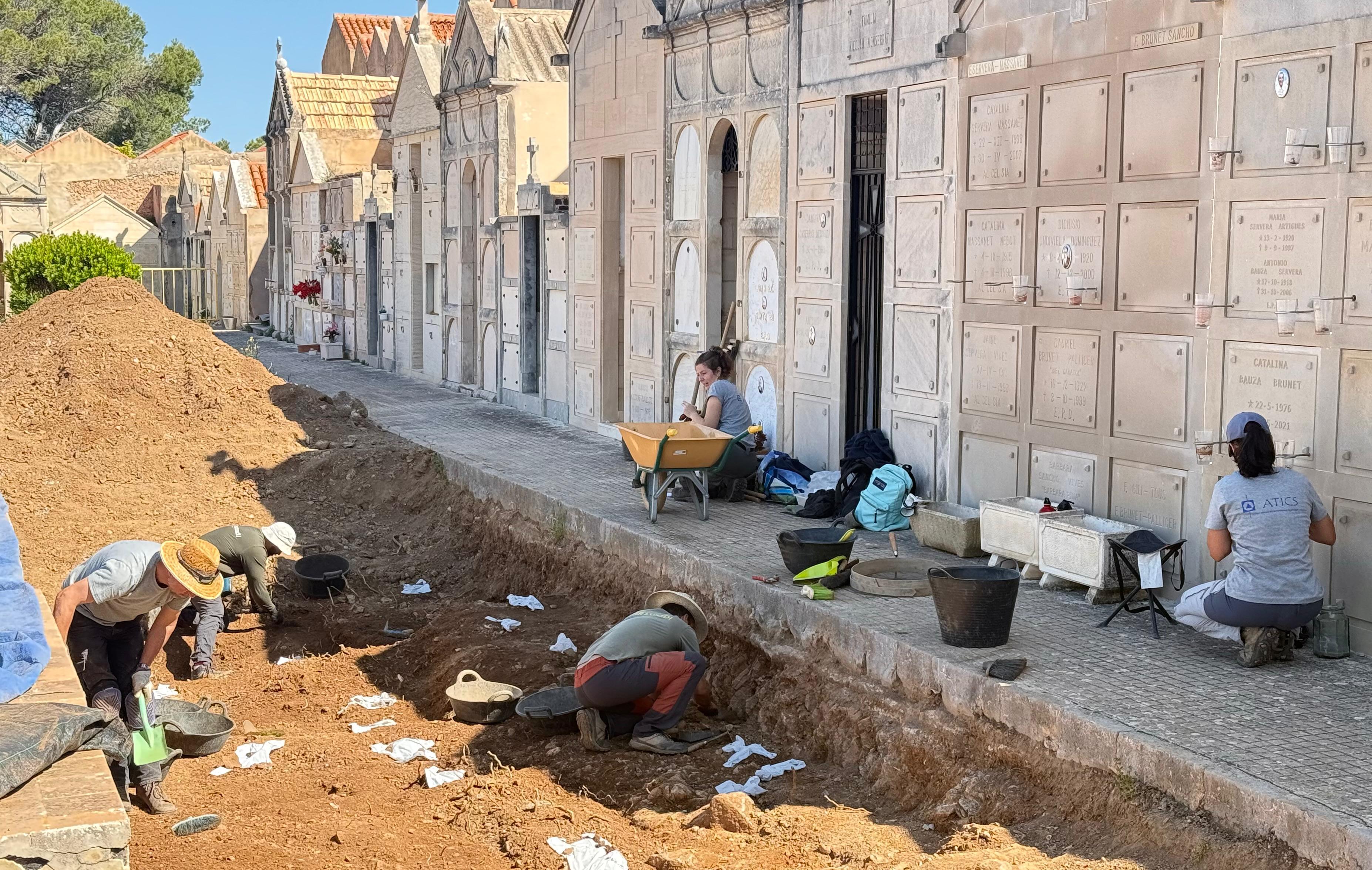 Imatge dels treballs d’excavació al cementeri municipal.