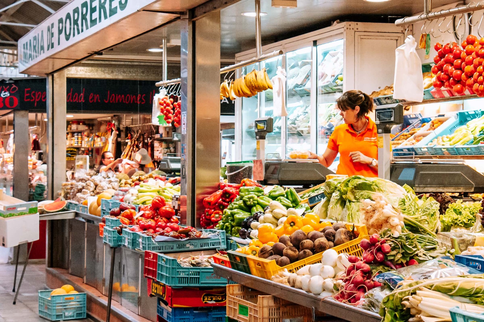  Un lloc de fruita i verdura en un mercat municipal.