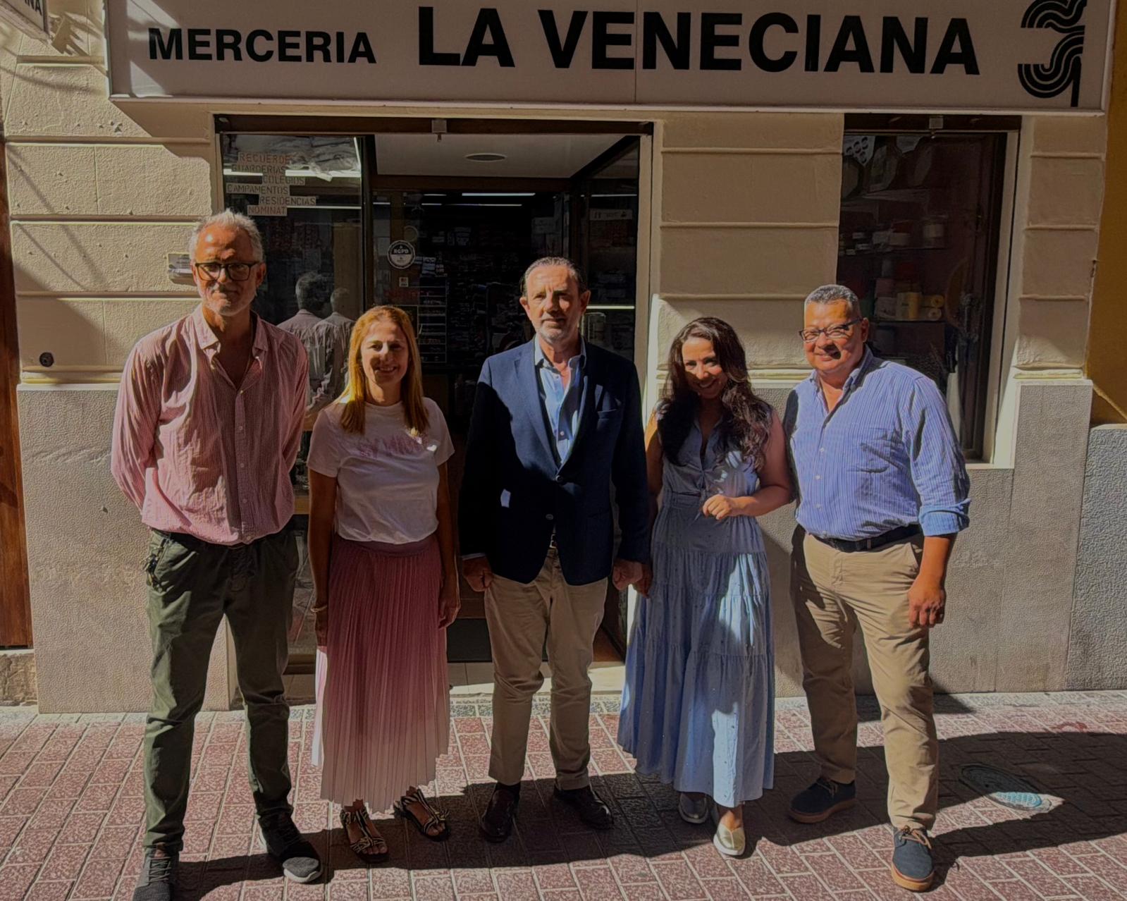 El conseller Sáenz de San Pedro, amb l'actual propietari de La Veneciana i les dues persones que agafaran el relleu davant el local