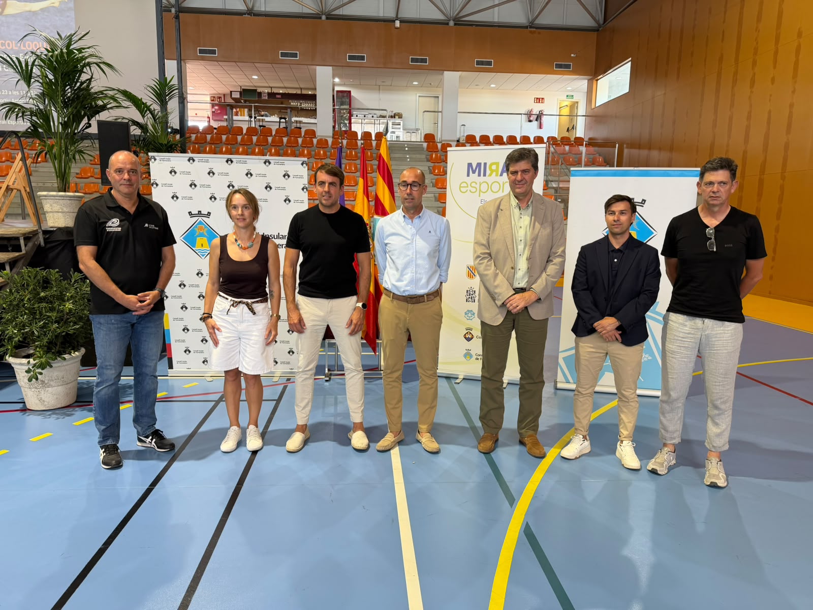 Els esportistes Joan Llaneras, Elena Gómez i Mateu Cañellas, amb les autoritats a la jornada ‘Mirall Esportiu’ 