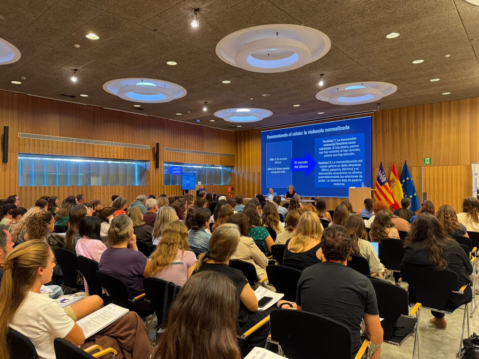 Sala amb assistents que escolten les ponents de la jornada. 